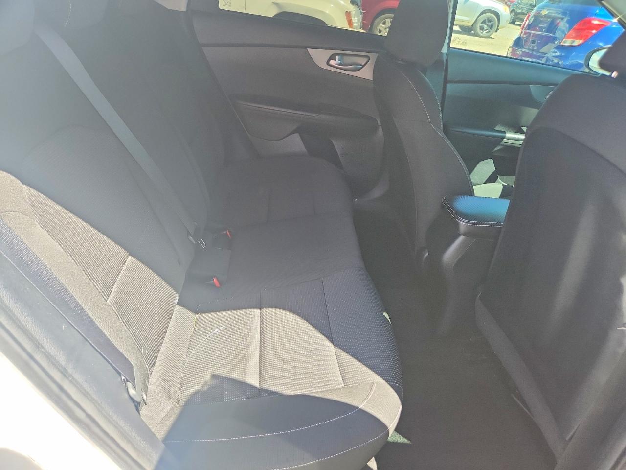 2019 Kia Forte Lxs White vin: 3KPF24AD1KE077242