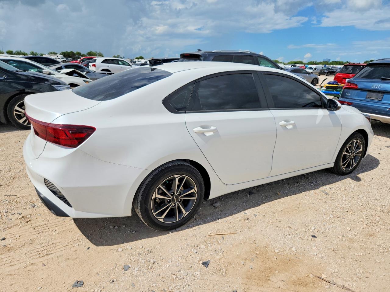 2023 Kia Forte Lxs White vin: 3KPF24AD1PE688220