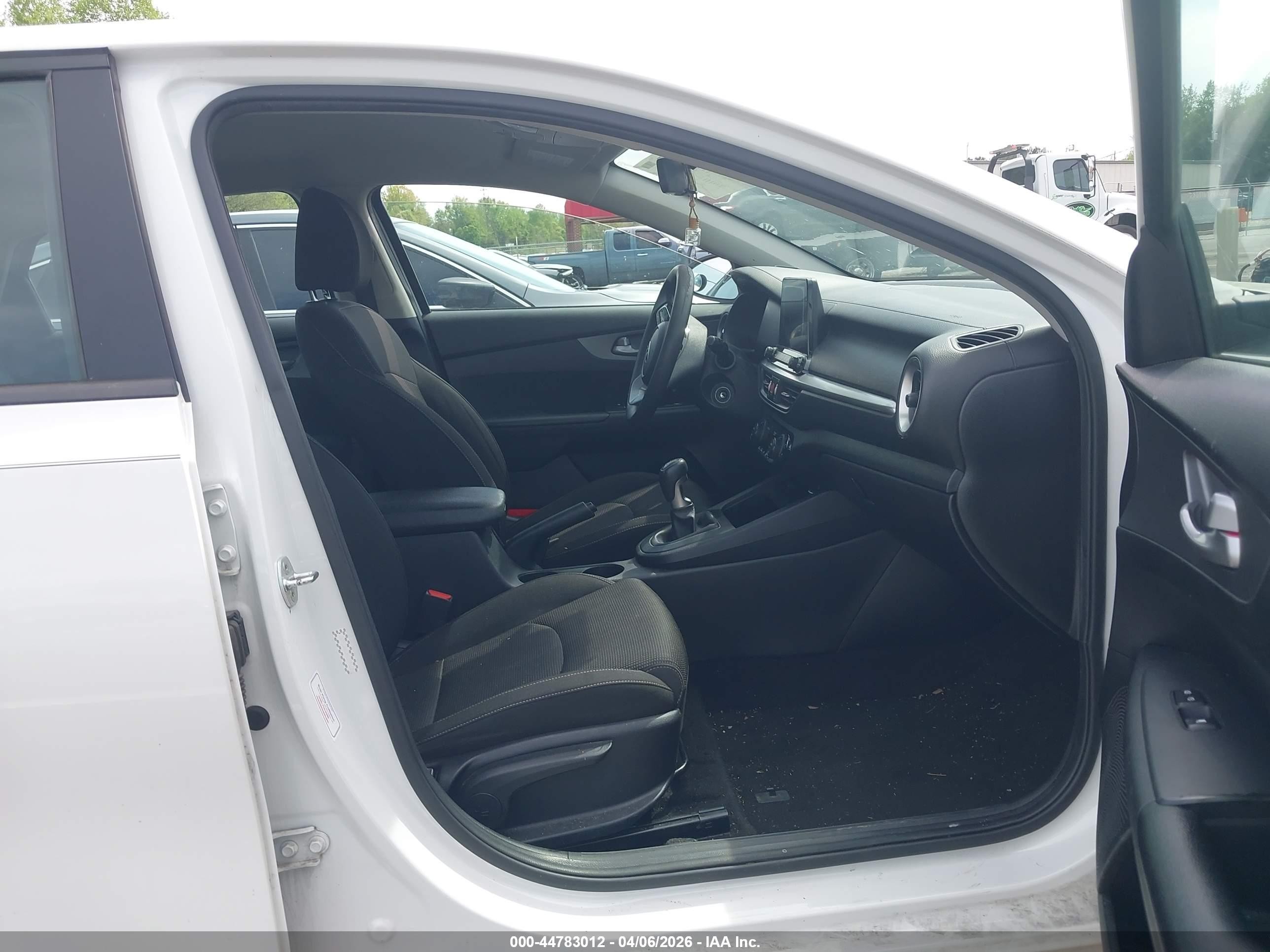 2019 Kia Forte Fe White vin: 3KPF24AD3KE079512
