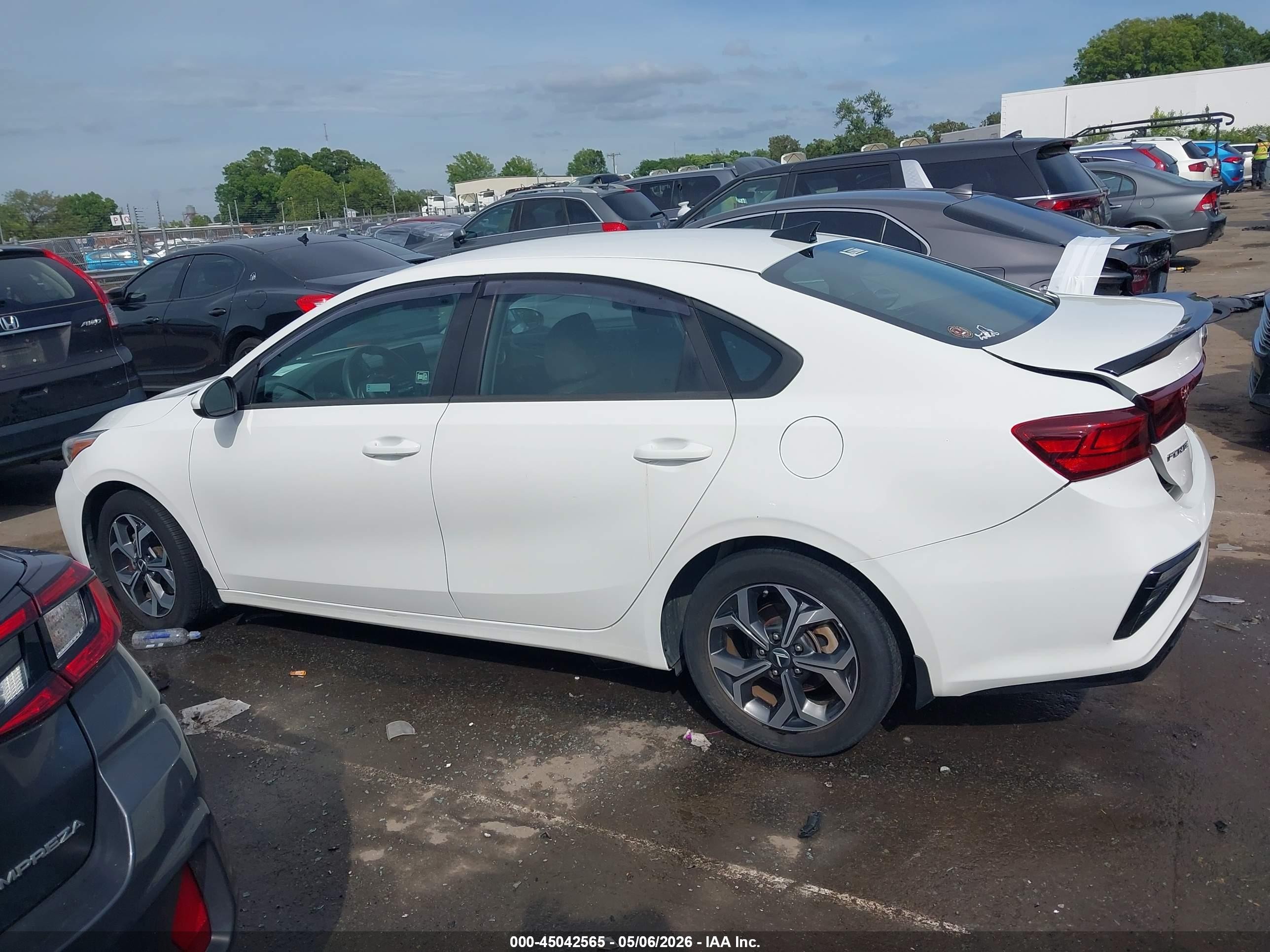 2019 Kia Forte Lxs White vin: 3KPF24AD5KE060931