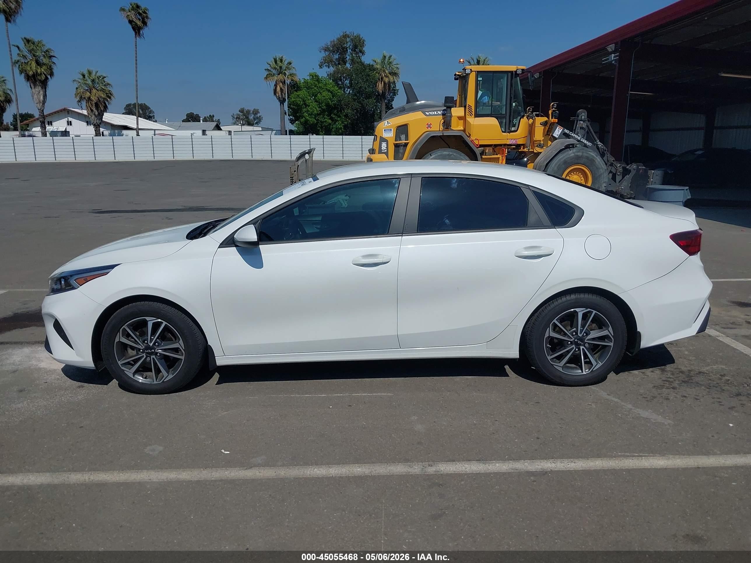 2023 Kia Forte Lxs Белый vin: 3KPF24AD9PE674131