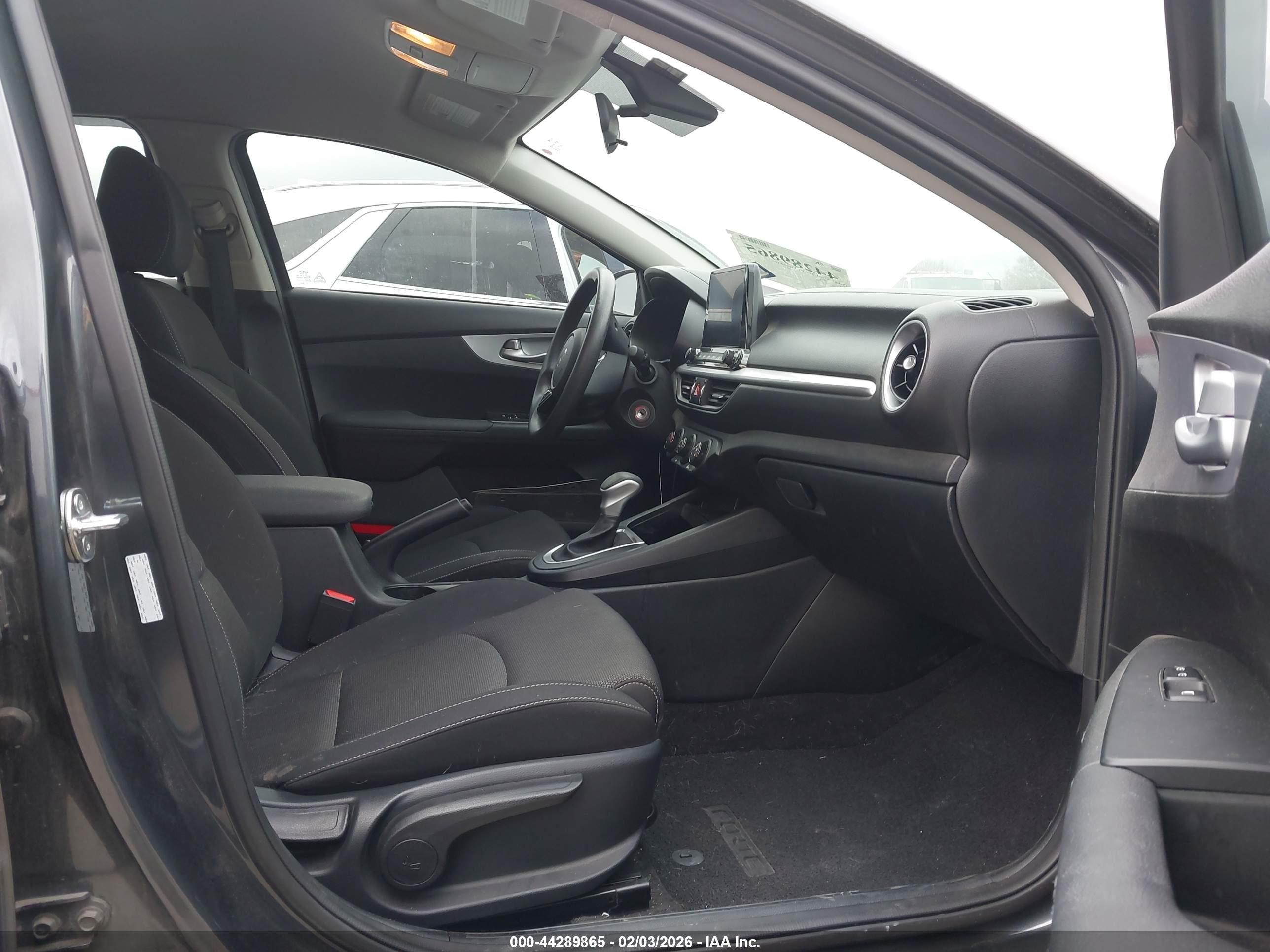 2024 Kia Forte Lxs Gray vin: 3KPF24AD9RE748005