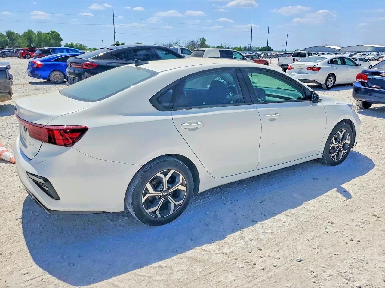 2021 Kia Forte White vin: 3KPF24ADXME349340