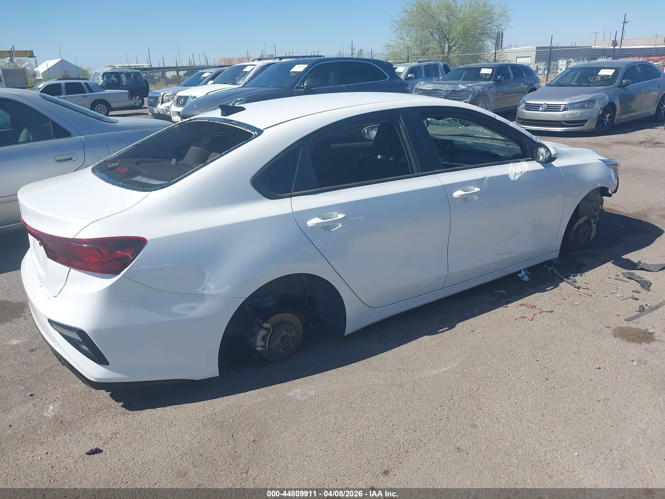 2021 Kia Forte Lxs White vin: 3KPF24ADXME375727