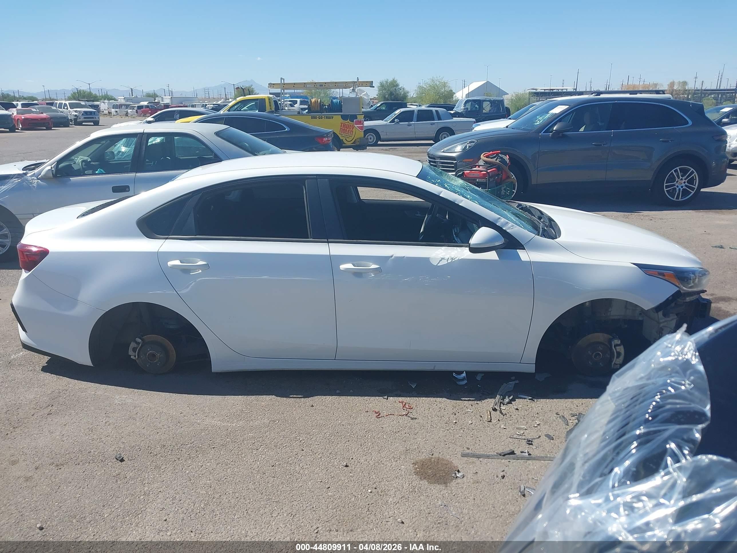 2021 Kia Forte Lxs White vin: 3KPF24ADXME375727