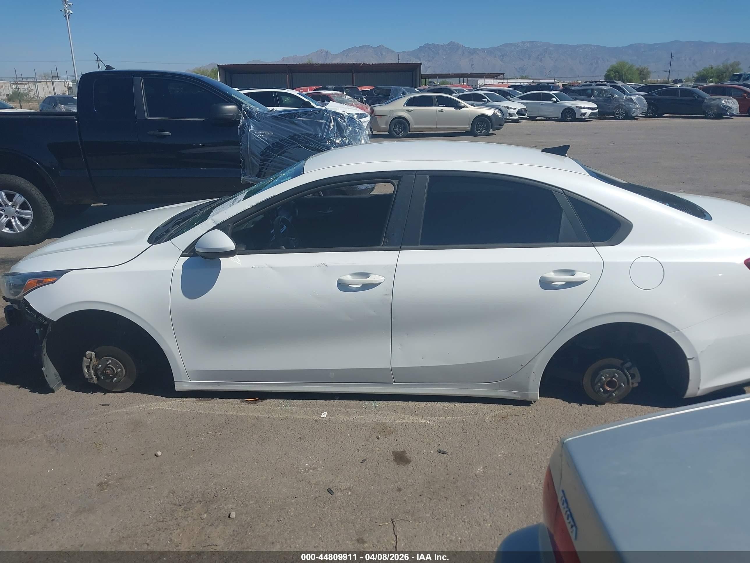 2021 Kia Forte Lxs White vin: 3KPF24ADXME375727