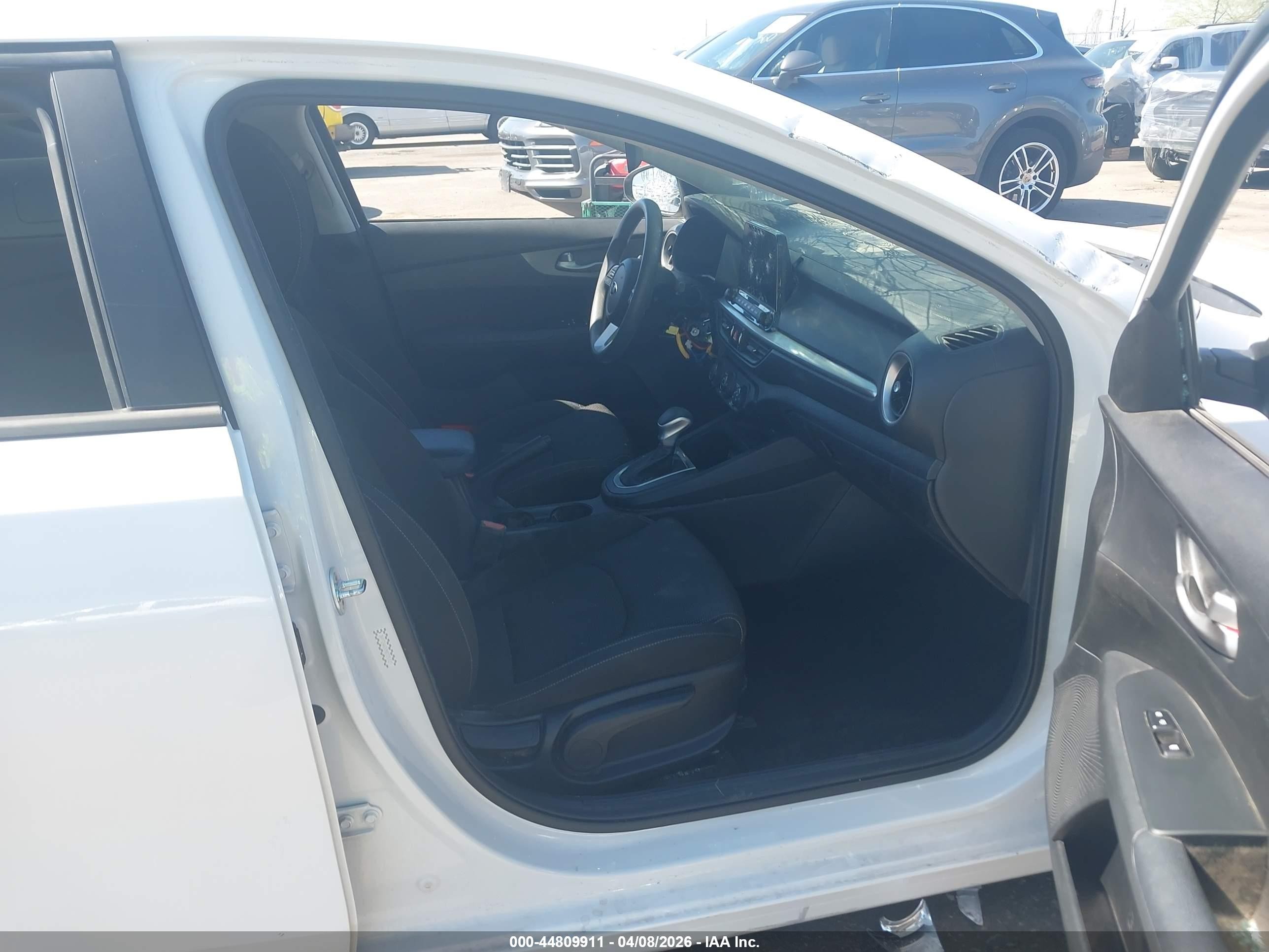2021 Kia Forte Lxs White vin: 3KPF24ADXME375727