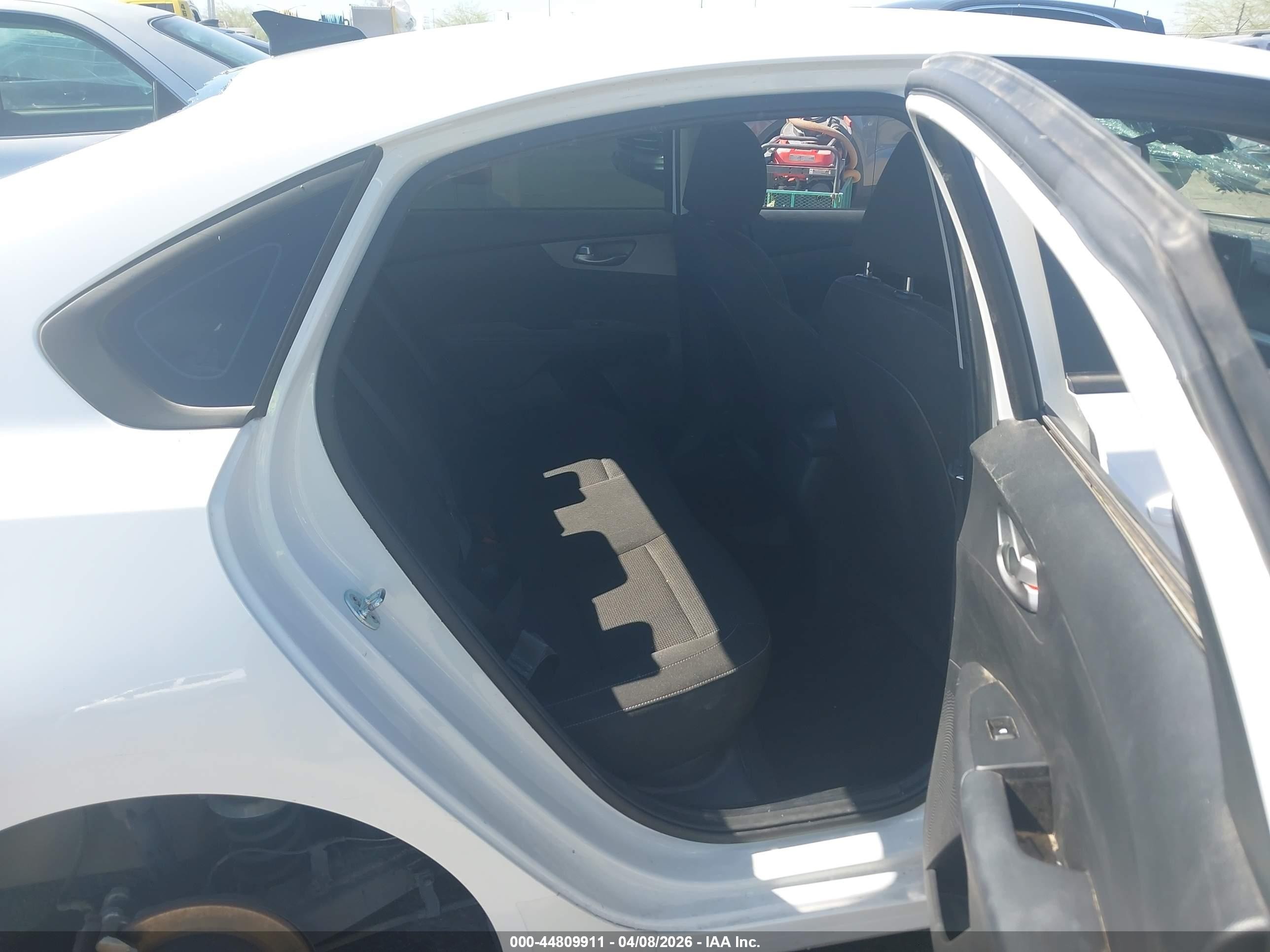 2021 Kia Forte Lxs White vin: 3KPF24ADXME375727