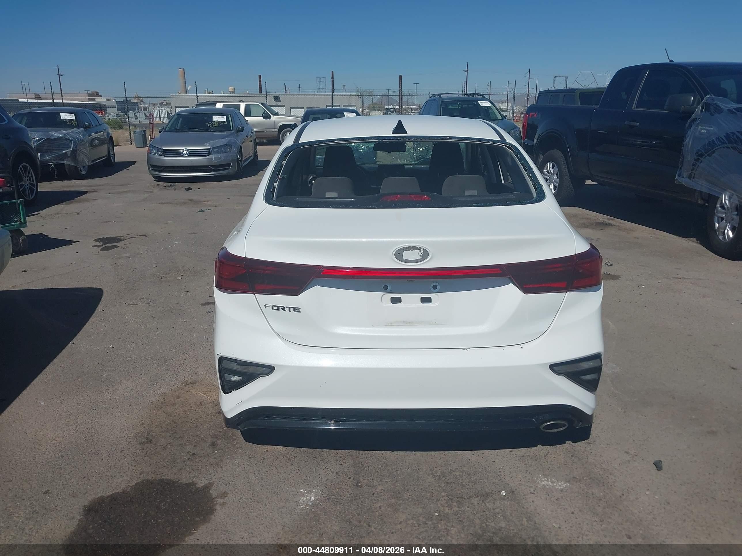 2021 Kia Forte Lxs White vin: 3KPF24ADXME375727