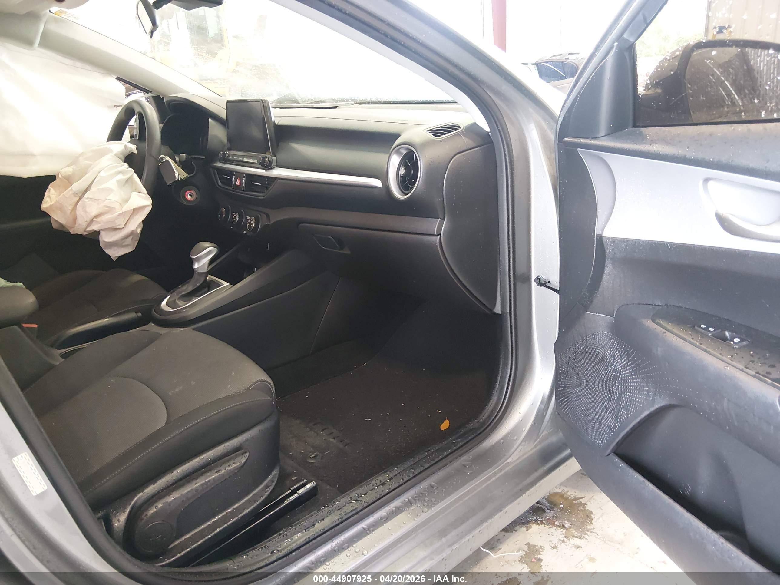 2022 Kia Forte Lxs Silver vin: 3KPF24ADXNE418528