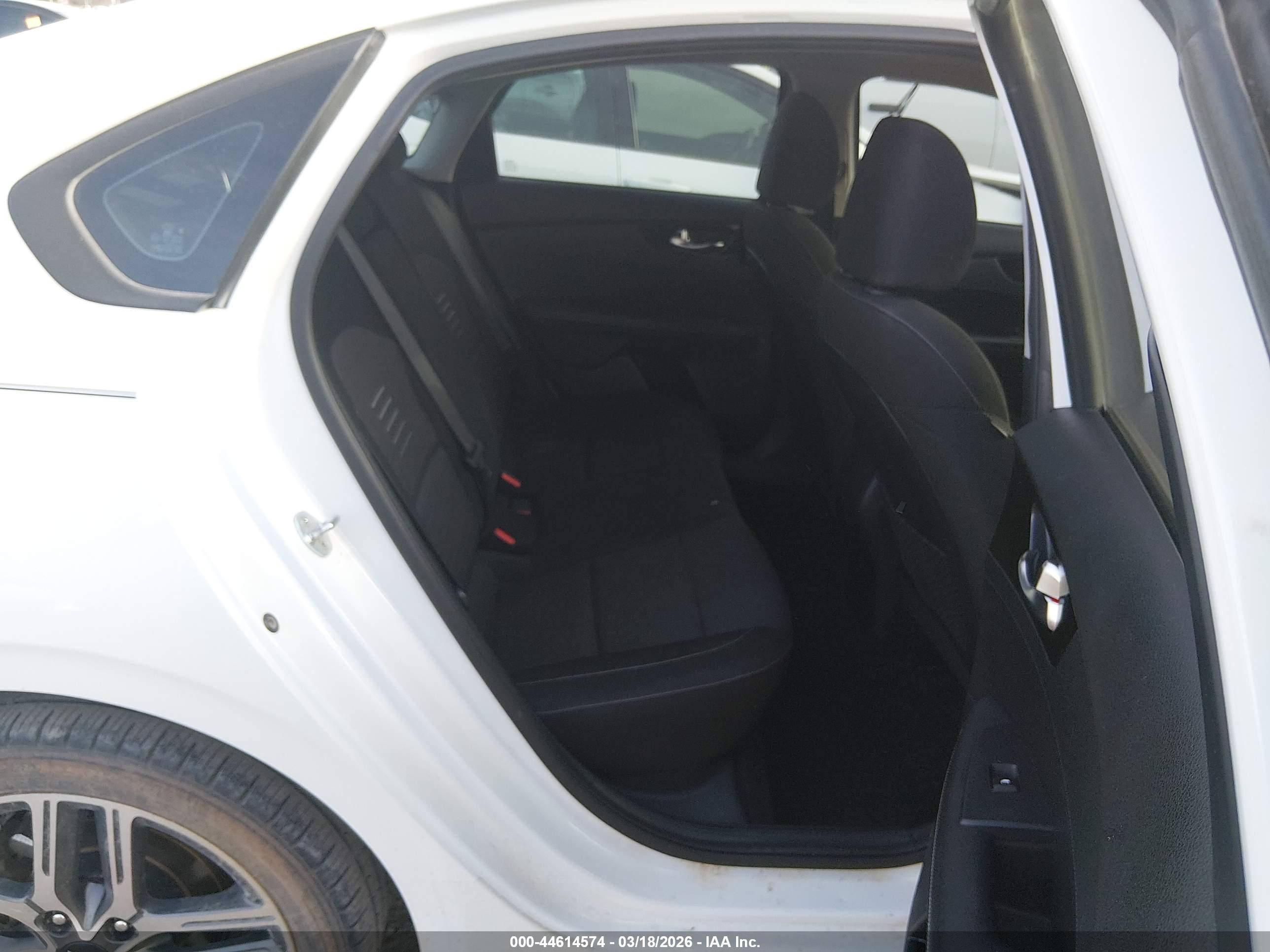 2019 Kia Forte S White vin: 3KPF34AD8KE025992