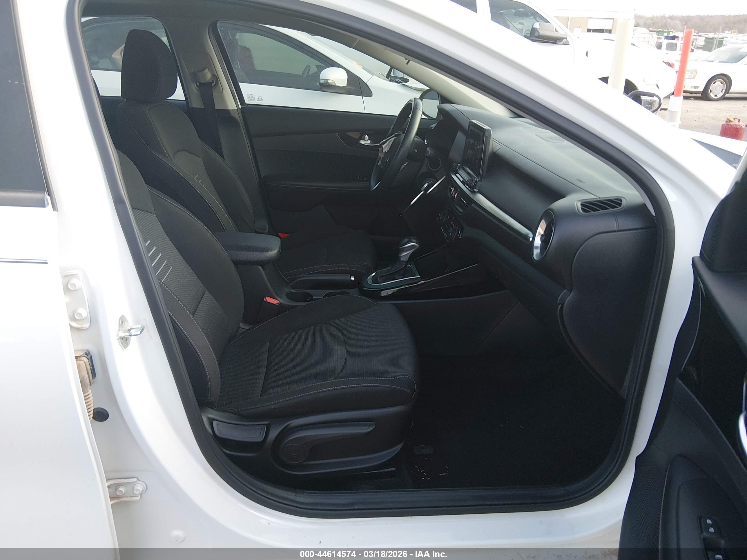 2019 Kia Forte S White vin: 3KPF34AD8KE025992
