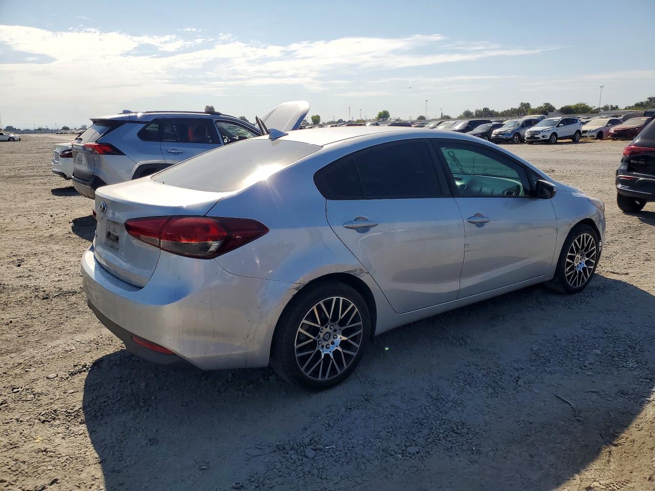 2018 Kia Forte Lx Silver vin: 3KPFK4A72JE220885