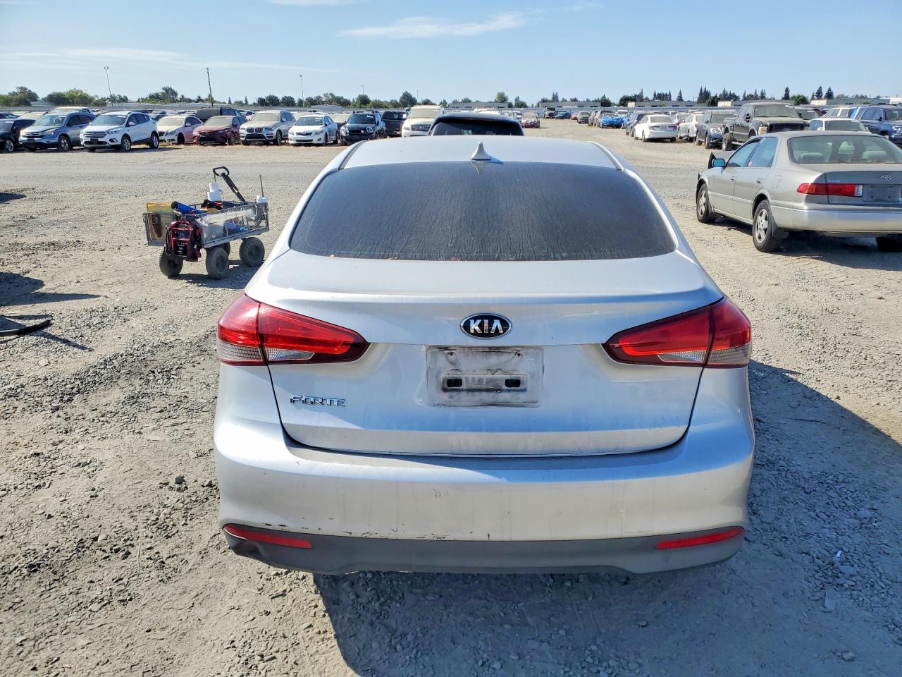 2018 Kia Forte Lx Silver vin: 3KPFK4A72JE220885