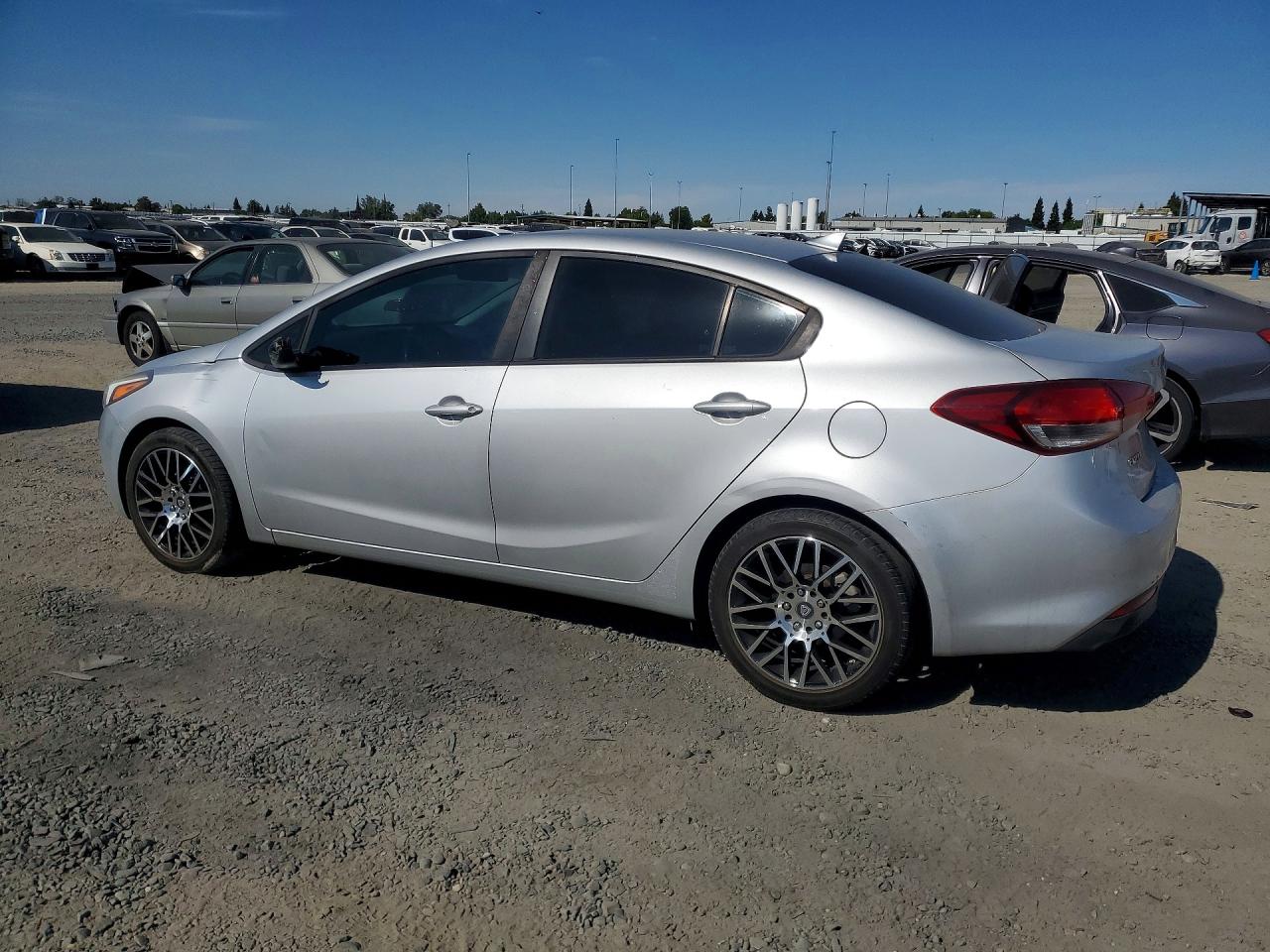 2018 Kia Forte Lx Silver vin: 3KPFK4A72JE220885