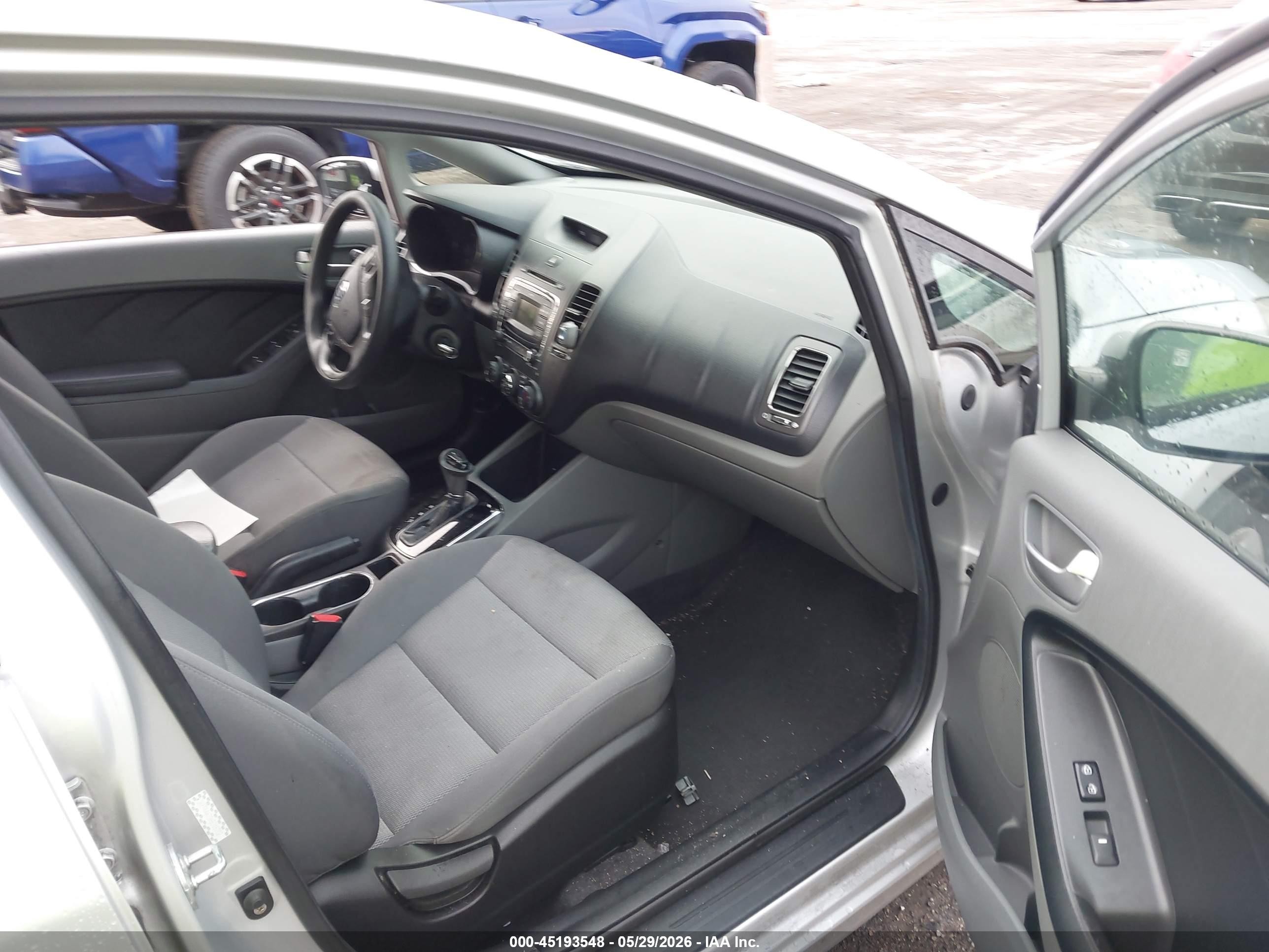 2017 Kia Forte Lx Silver vin: 3KPFK4A73HE015702