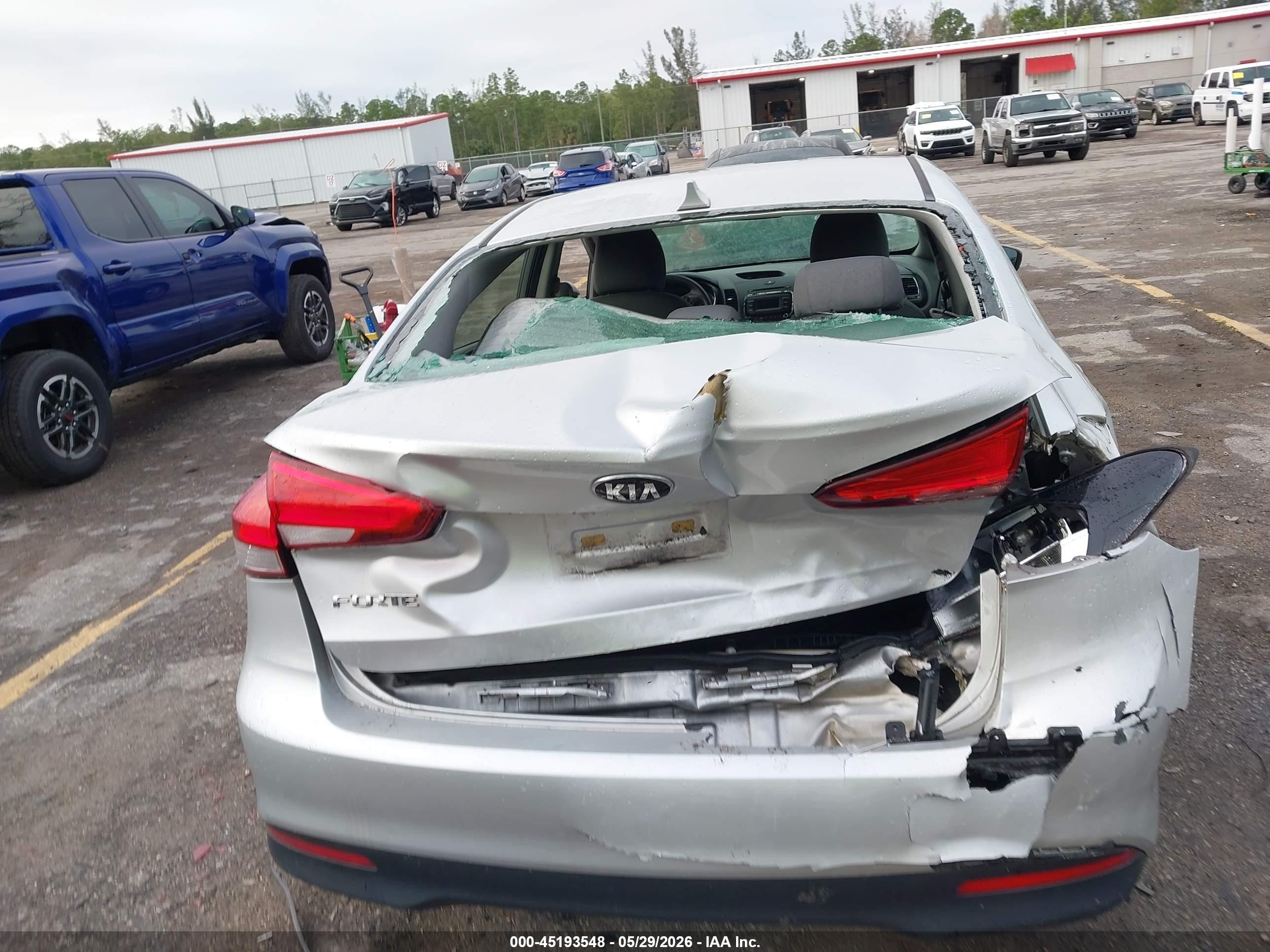 2017 Kia Forte Lx Silver vin: 3KPFK4A73HE015702