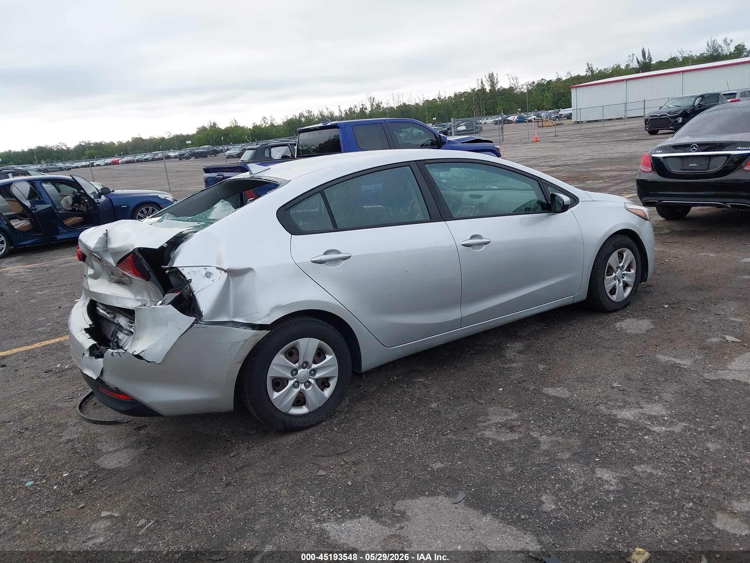 2017 Kia Forte Lx Silver vin: 3KPFK4A73HE015702