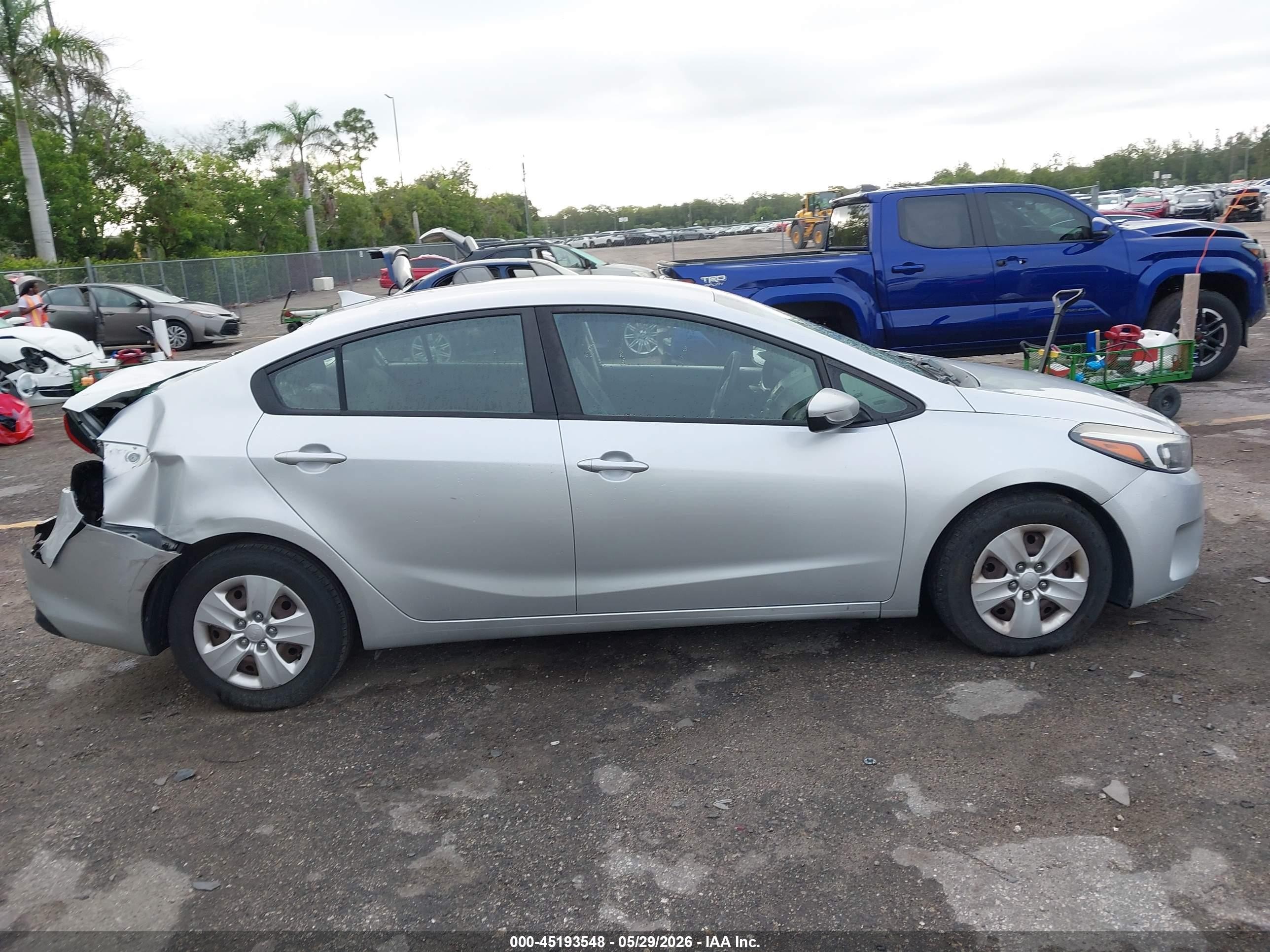 2017 Kia Forte Lx Silver vin: 3KPFK4A73HE015702