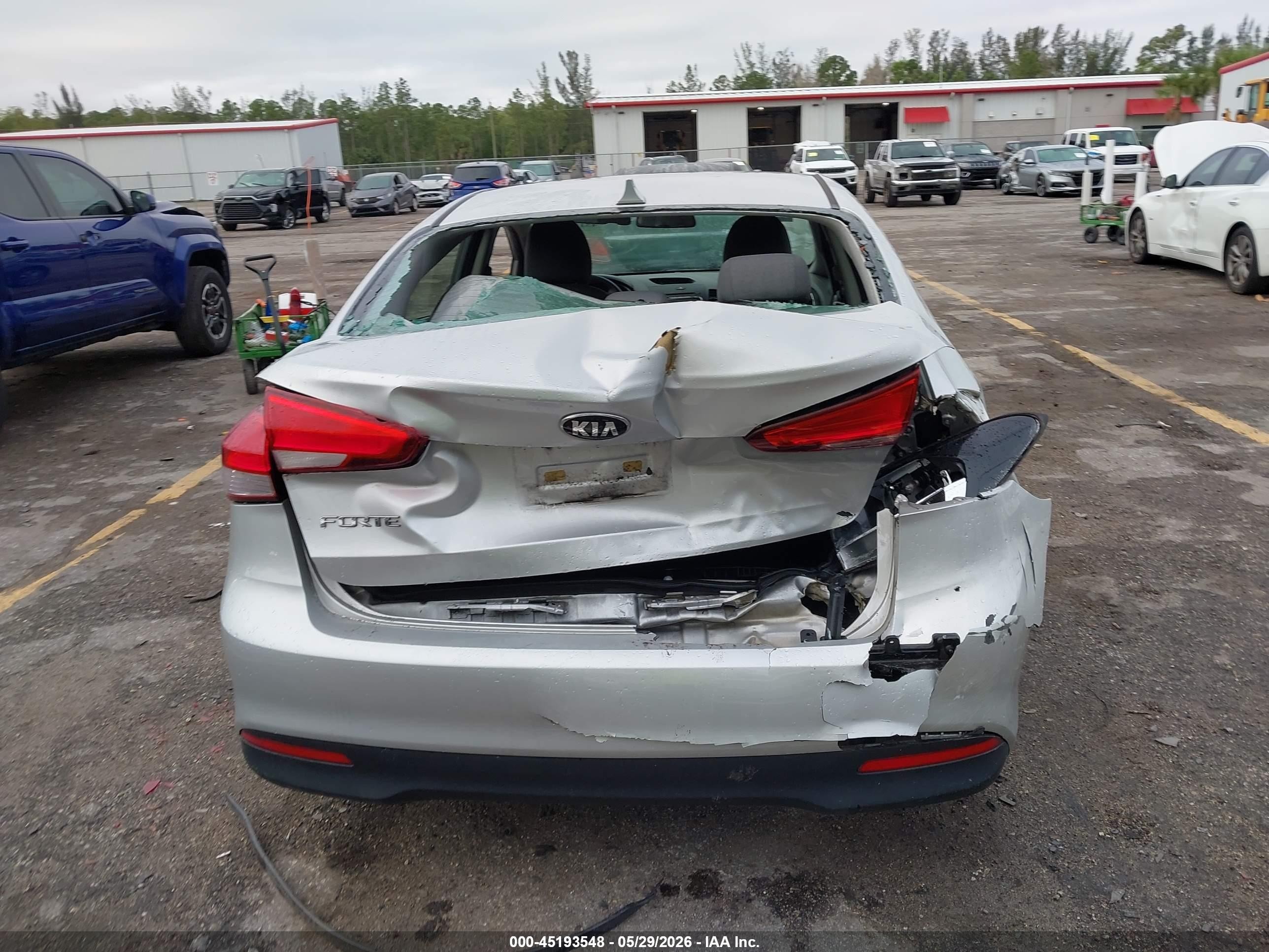 2017 Kia Forte Lx Silver vin: 3KPFK4A73HE015702