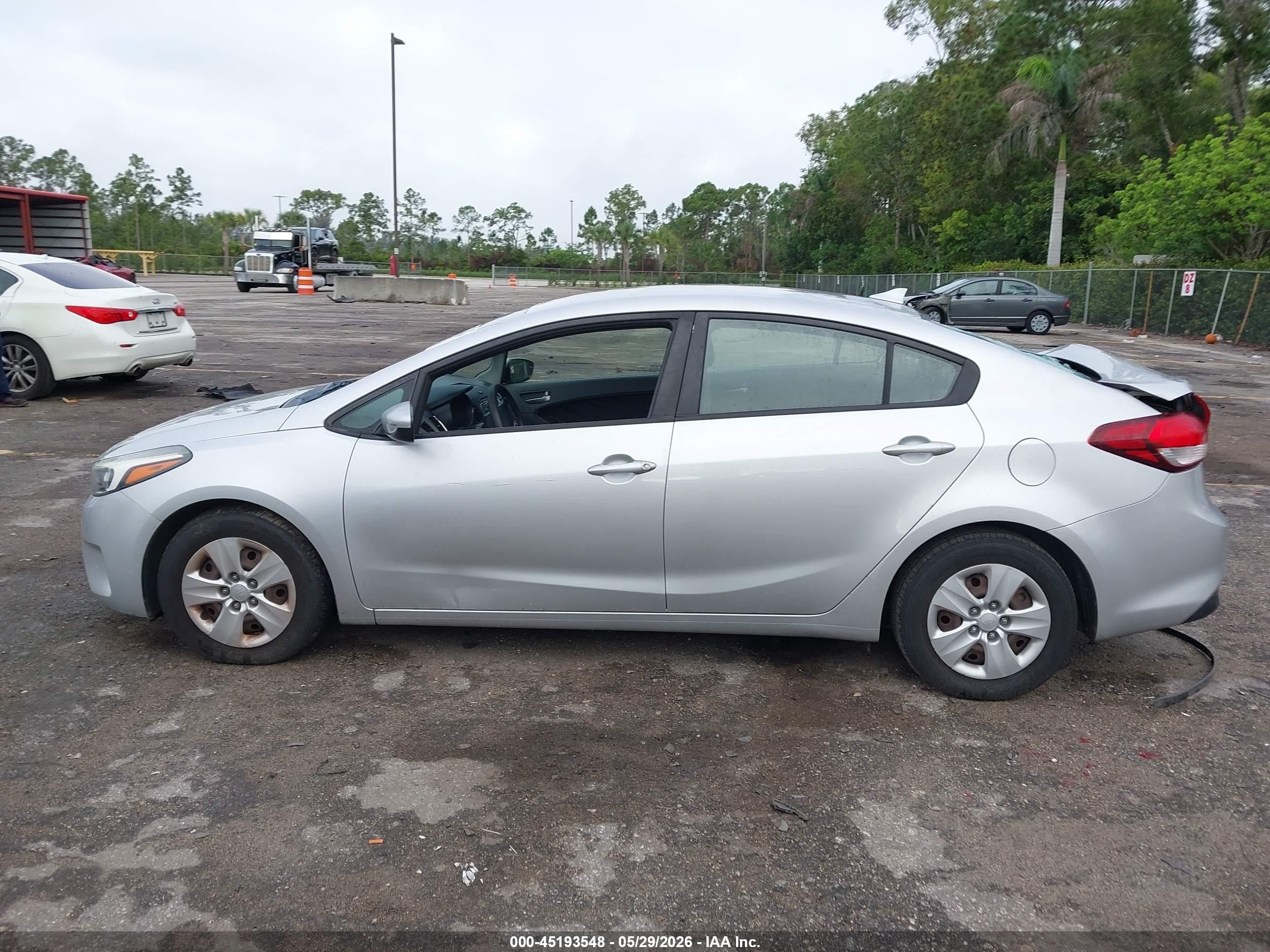2017 Kia Forte Lx Silver vin: 3KPFK4A73HE015702