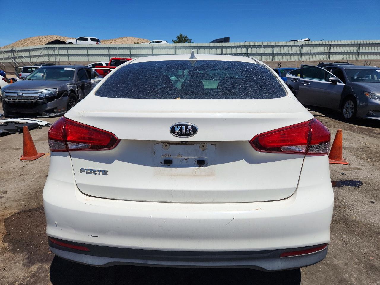 2018 Kia Forte Lx White vin: 3KPFK4A76JE276313