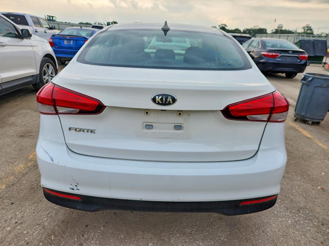 2018 Kia Forte Lx White vin: 3KPFK4A76JE283326