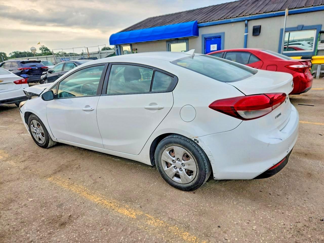 2018 Kia Forte Lx White vin: 3KPFK4A76JE283326