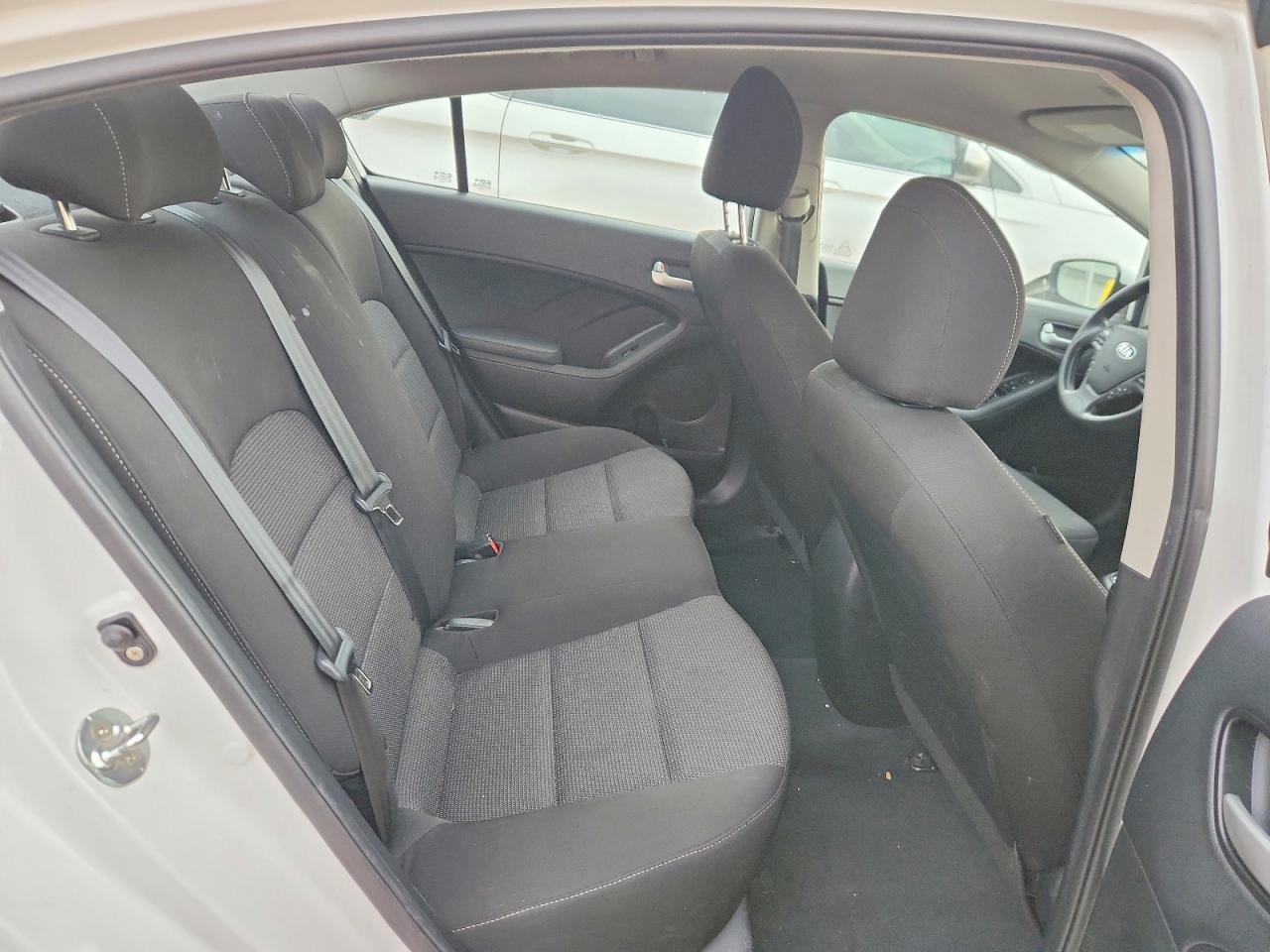 2018 Kia Forte Lx White vin: 3KPFK4A76JE283326