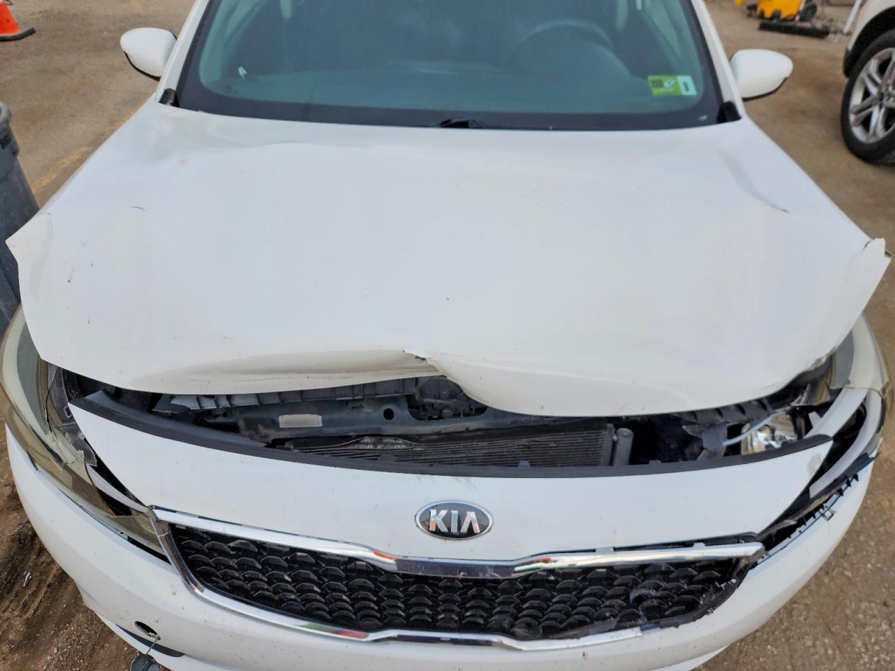 2018 Kia Forte Lx White vin: 3KPFK4A76JE283326
