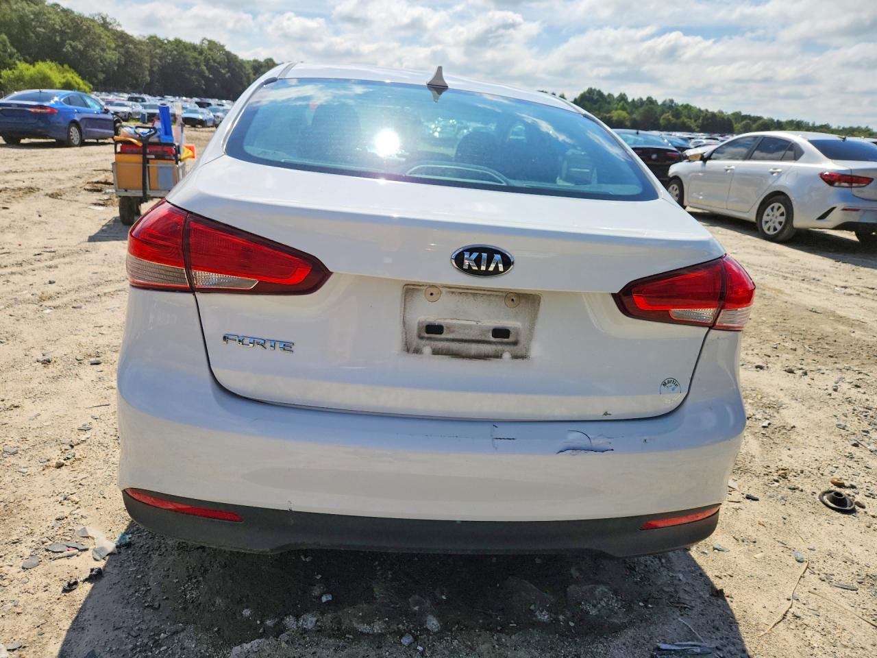 2017 Kia Forte Lx White vin: 3KPFK4A77HE064613