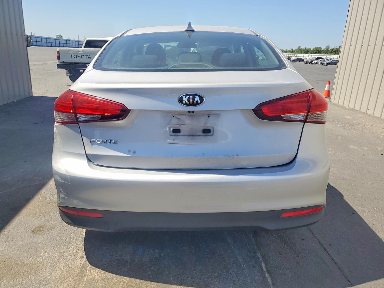 2018 Kia Forte Lx Silver vin: 3KPFK4A78JE266902