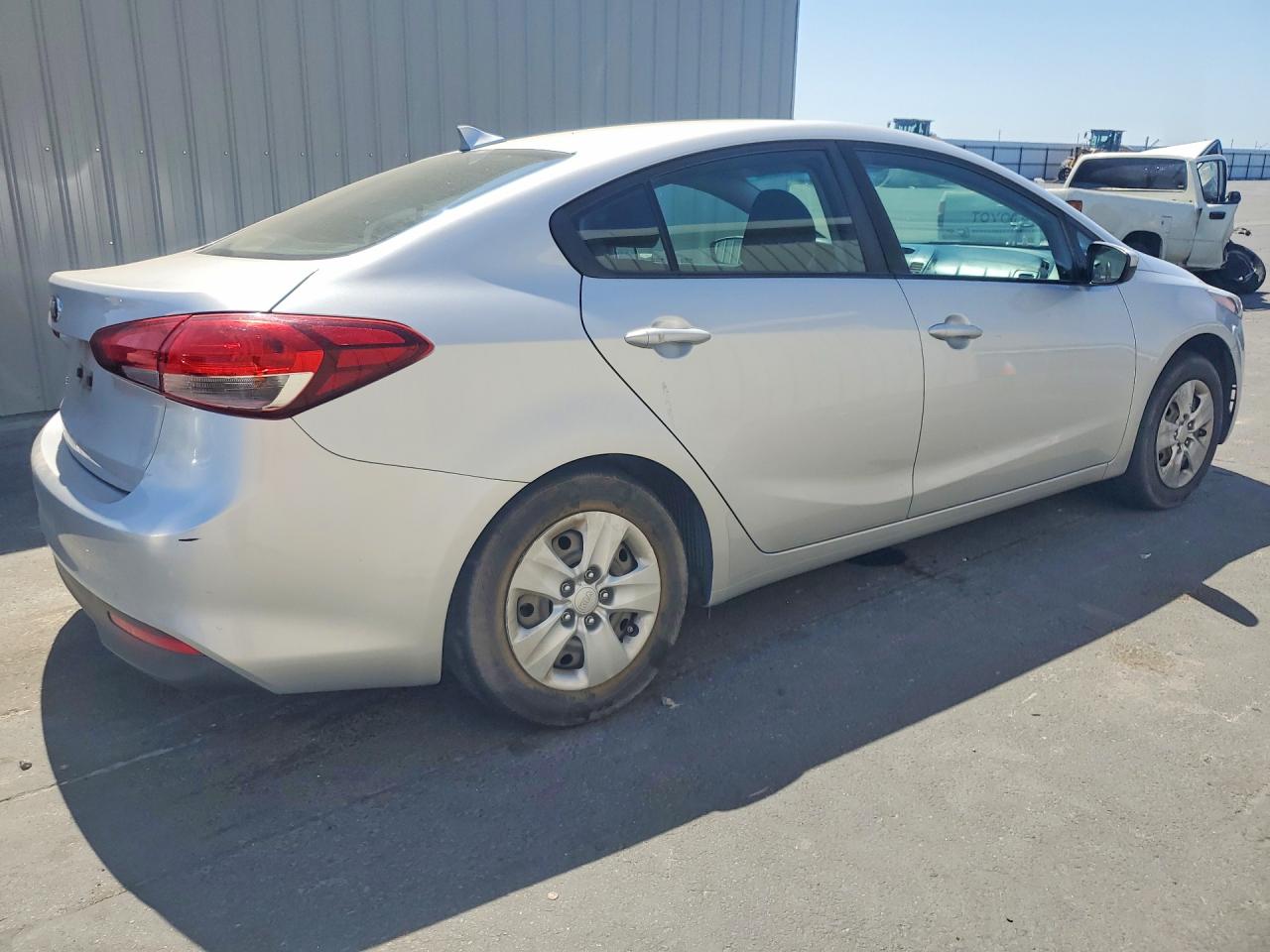 2018 Kia Forte Lx Silver vin: 3KPFK4A78JE266902