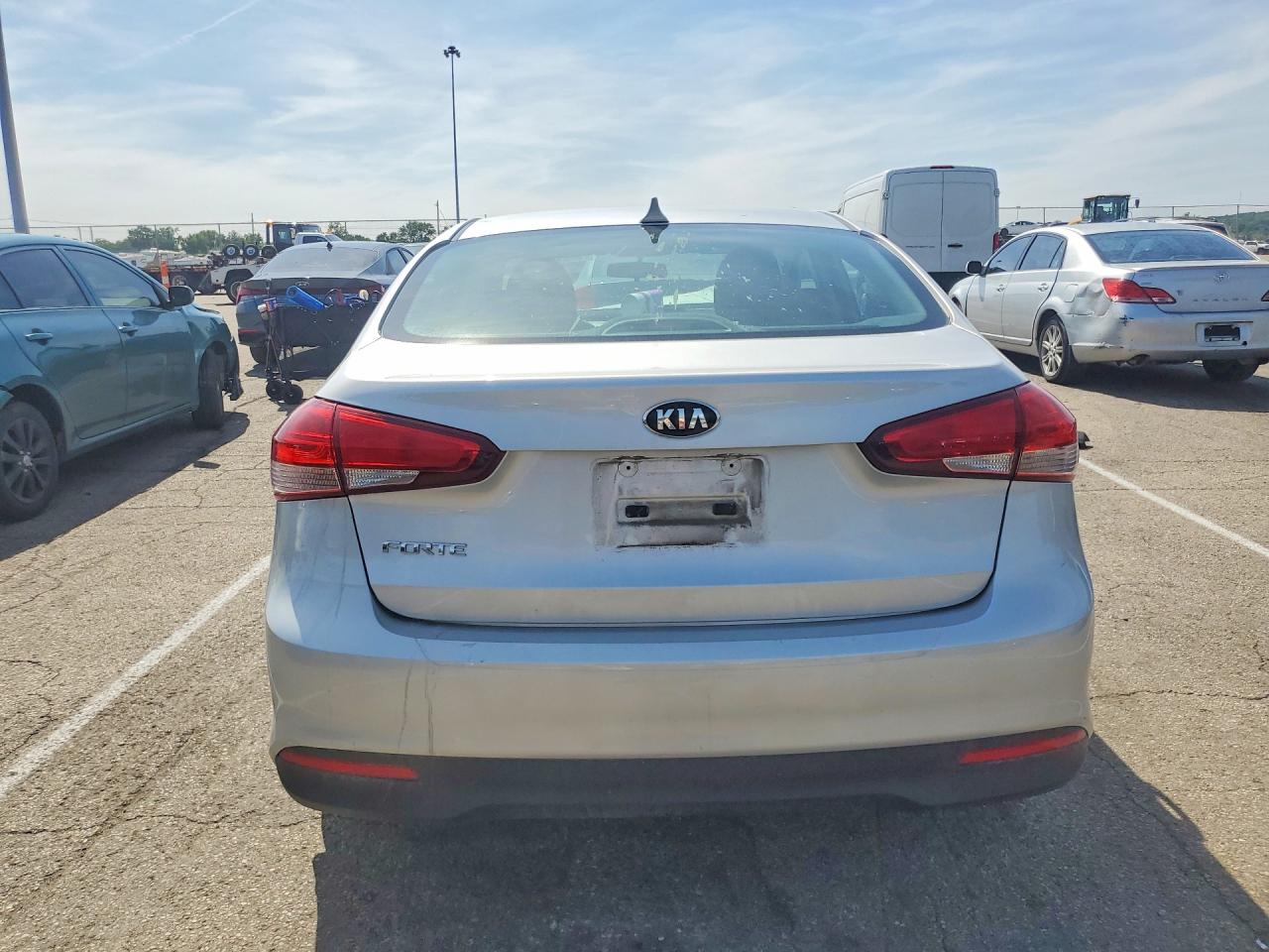 2017 Kia Forte Lx Silver vin: 3KPFK4A79HE027059
