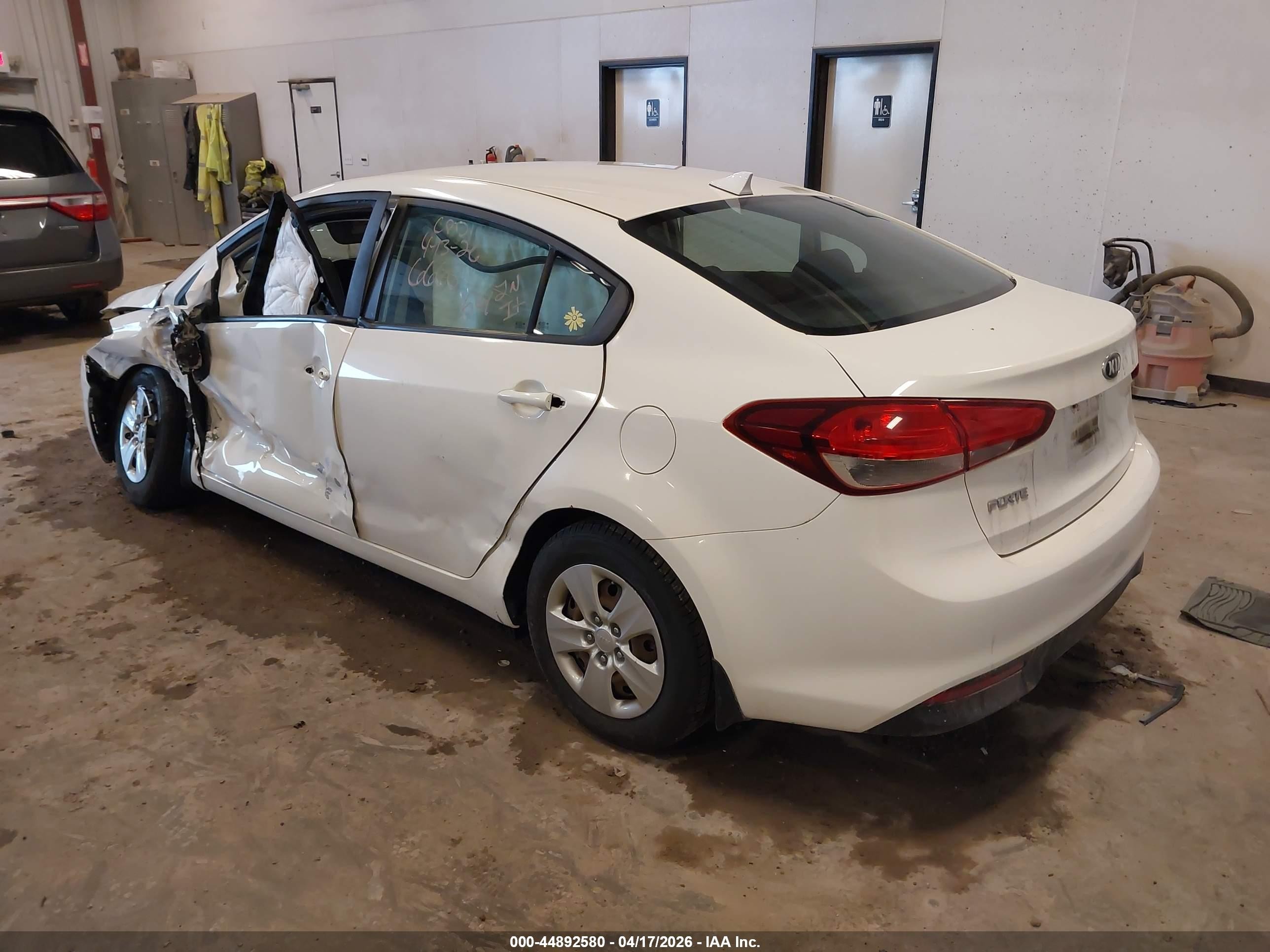 2017 Kia Forte Lx White vin: 3KPFK4A79HE036666