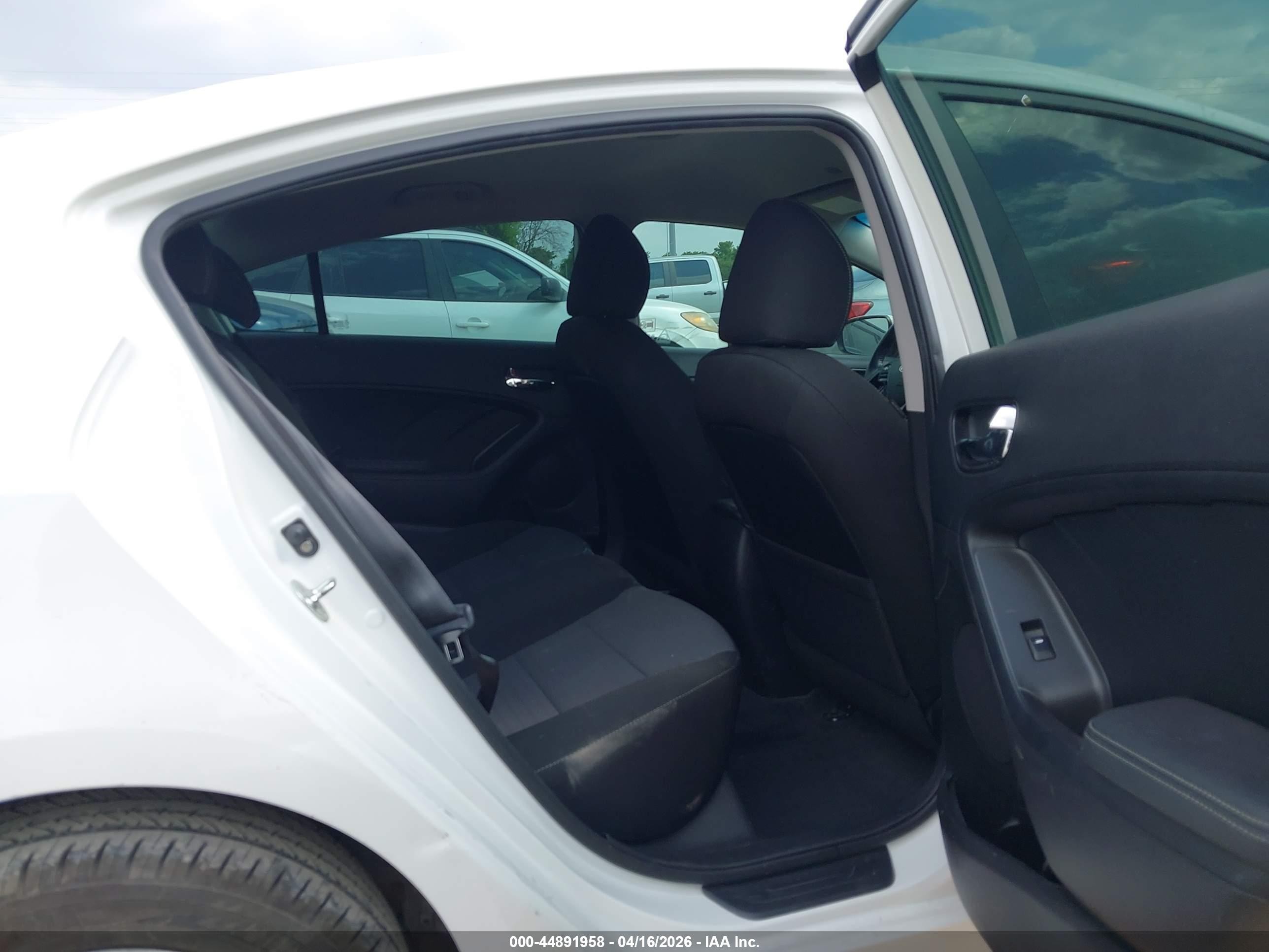 2018 Kia Forte S White vin: 3KPFL4A70JE261285