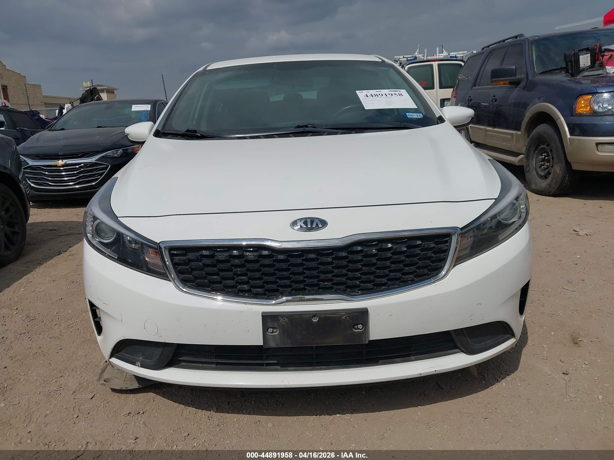 2018 Kia Forte S White vin: 3KPFL4A70JE261285