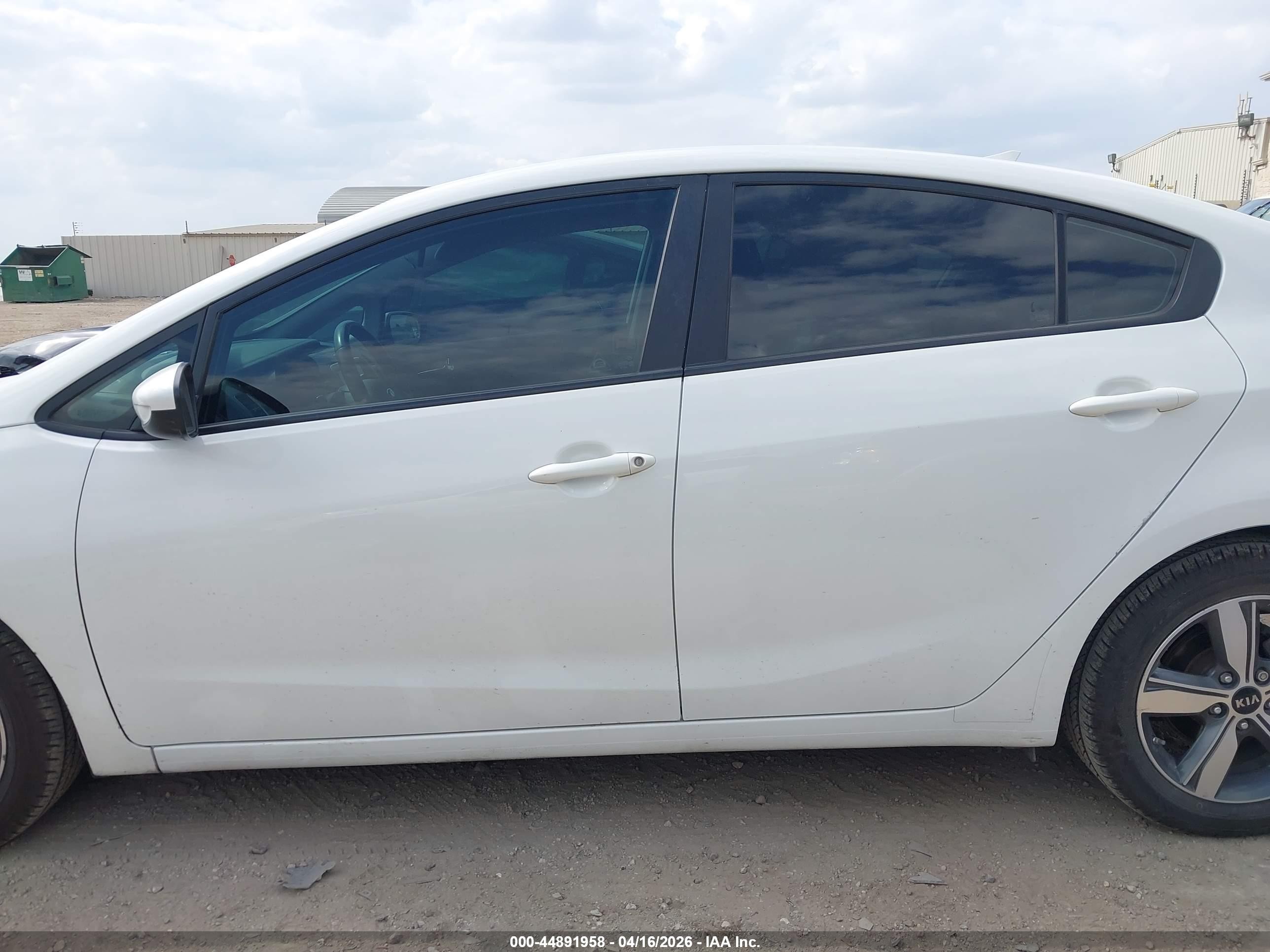 2018 Kia Forte S White vin: 3KPFL4A70JE261285