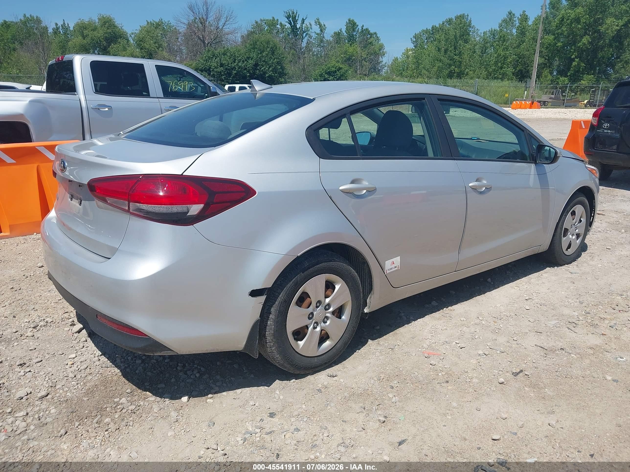 2017 Kia Forte Lx Silver vin: 3KPFL4A73HE027913