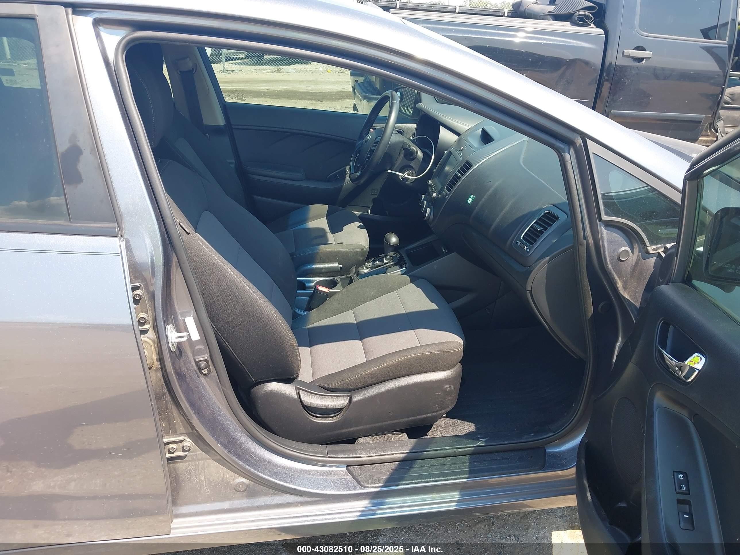 2018 Kia Forte S Серый vin: 3KPFL4A73JE178336