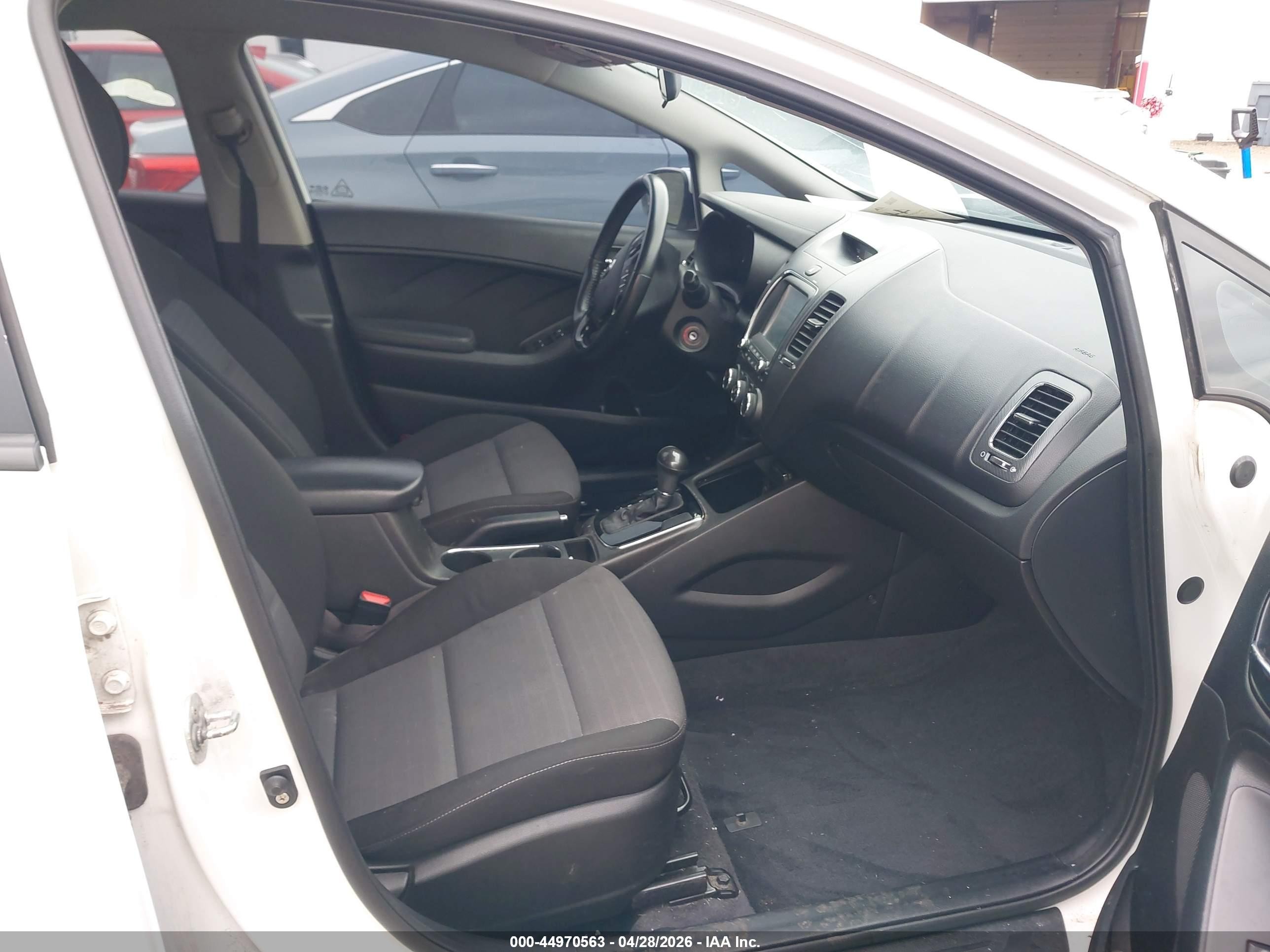 2018 Kia Forte S White vin: 3KPFL4A73JE192138