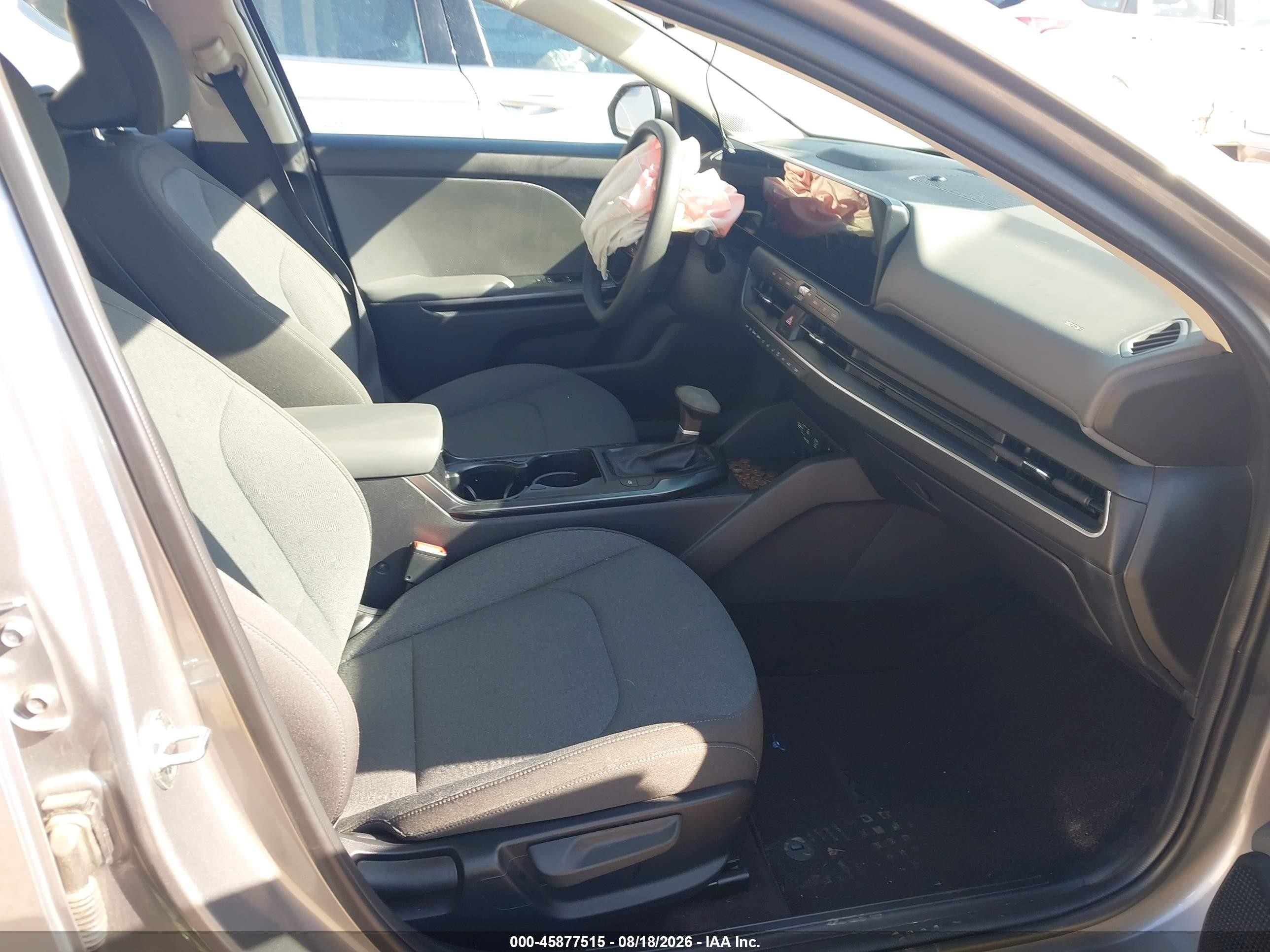 2025 Kia K4 Lxs Серебряный vin: 3KPFT4DE1SE097167