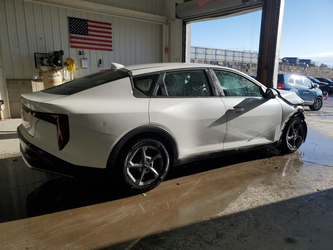 2025 Kia K4 Lxs White vin: 3KPFT4DE3SE007162 Damage: Right Qtr Panel, Dent(S) W/No Paint Dmg, 1/2 To 1 Inch