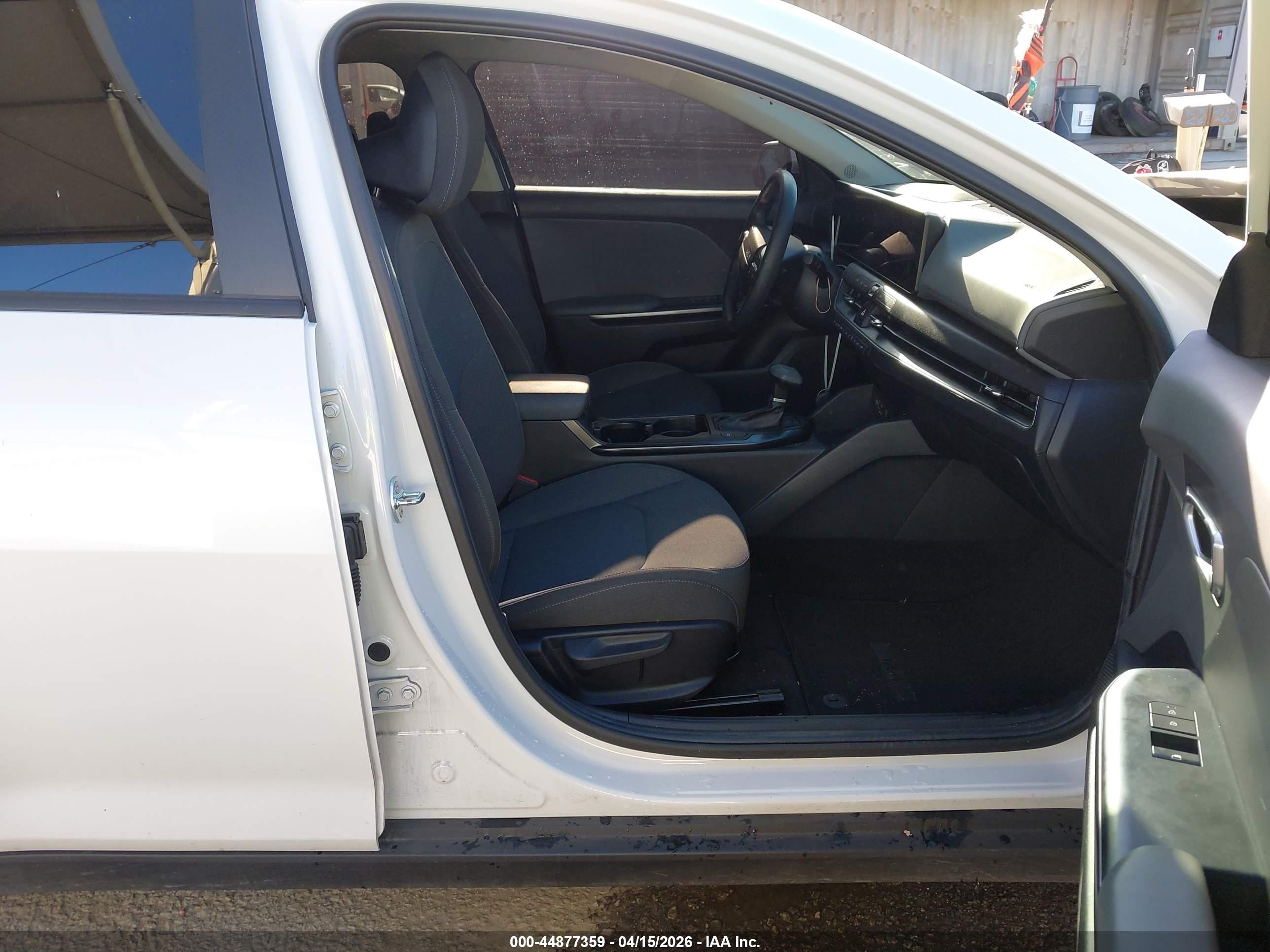 2025 Kia K4 Lxs Белый vin: 3KPFT4DE4SE034029