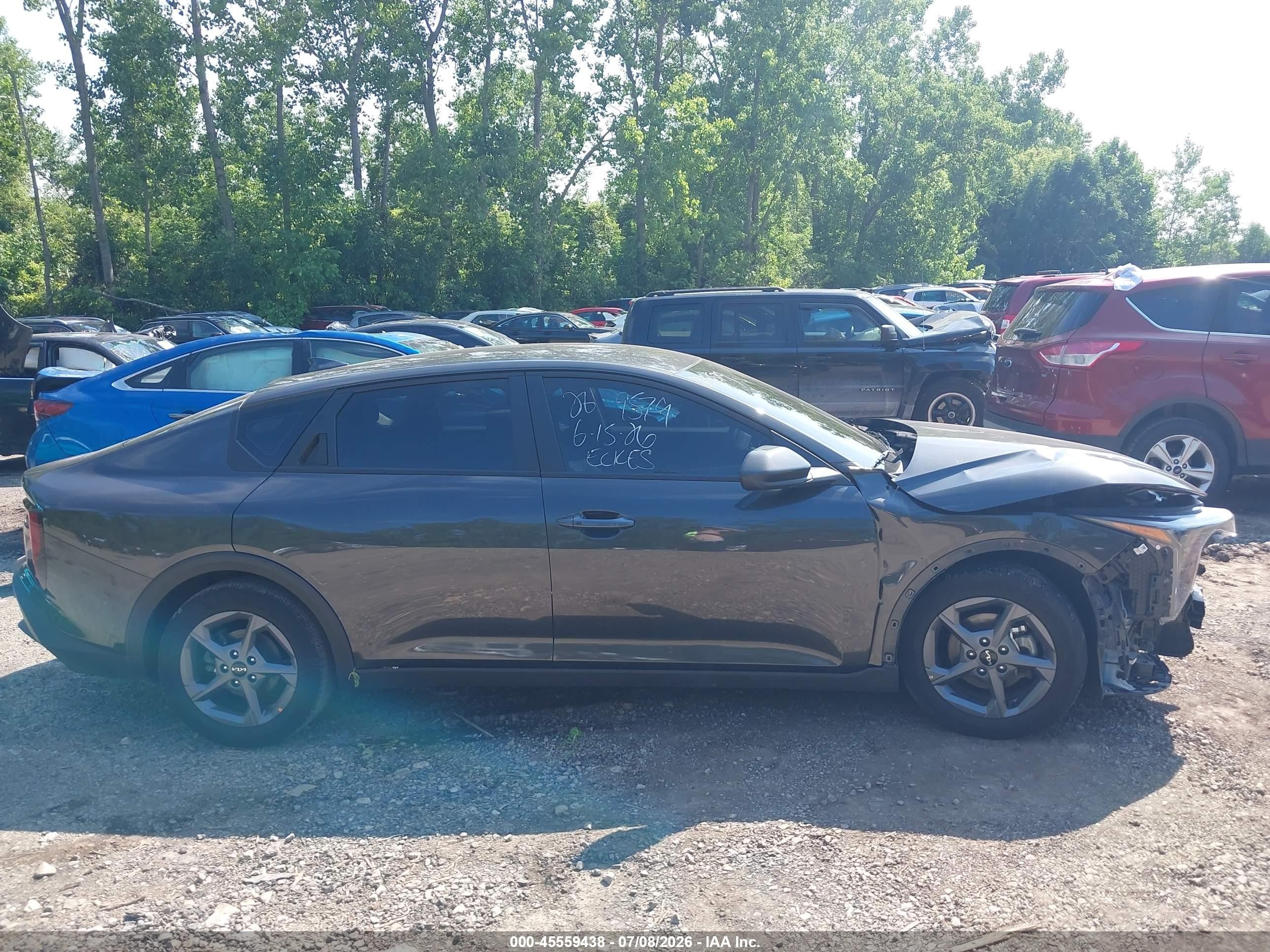 2025 Kia K4 Lxs Серый vin: 3KPFT4DE7SE164595