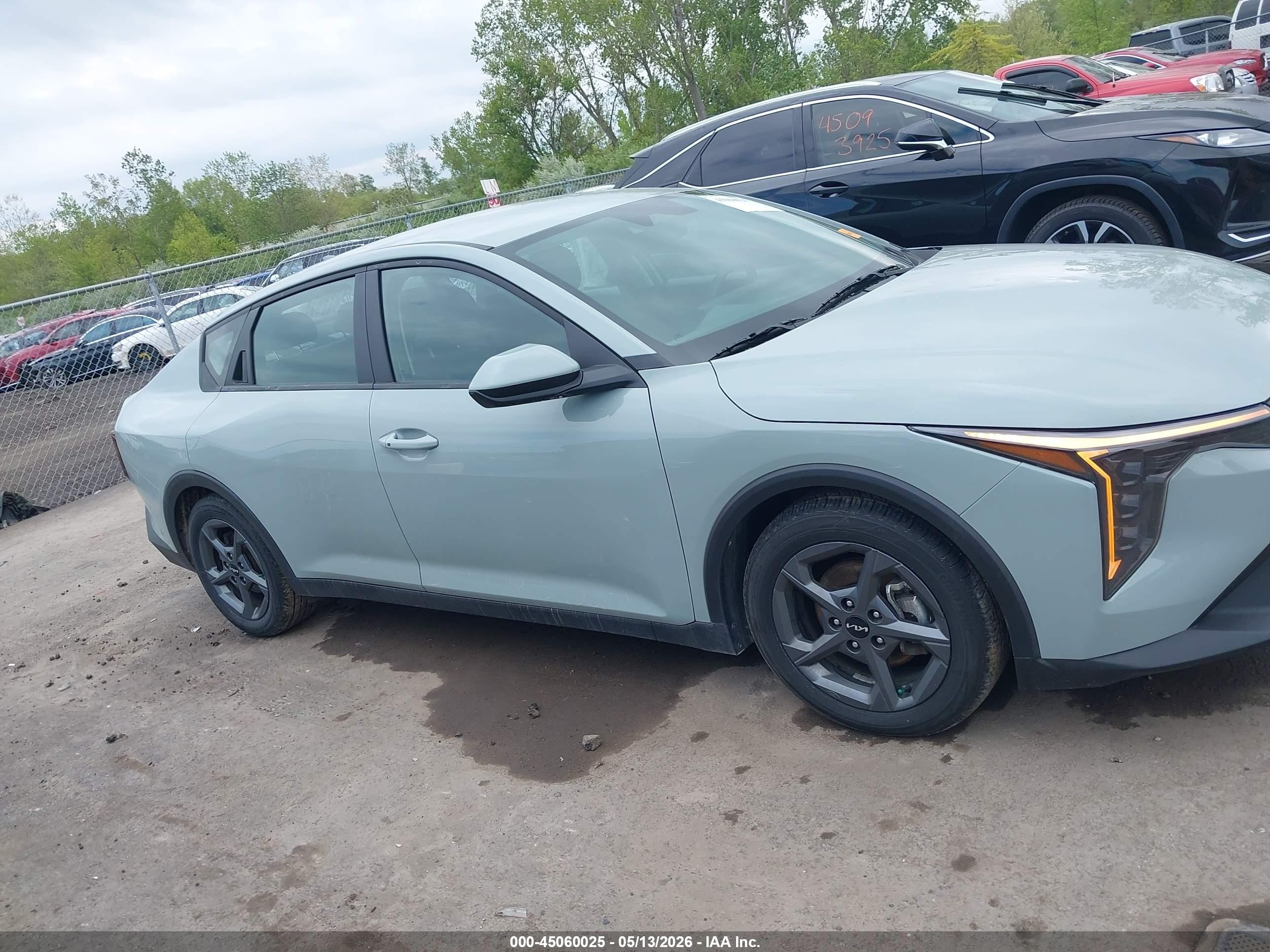 2025 Kia K4 Lxs Gray vin: 3KPFT4DE9SE008283