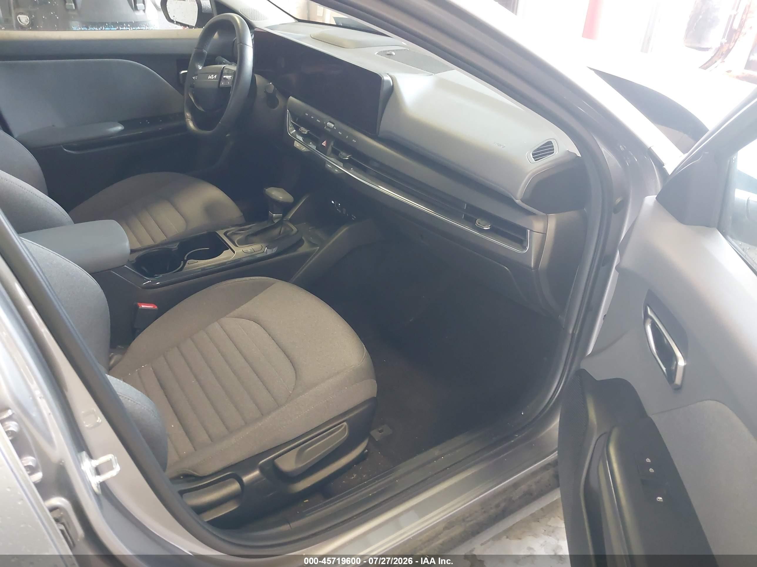 2025 Kia K4 Ex Gray vin: 3KPFU4DE9SE137346
