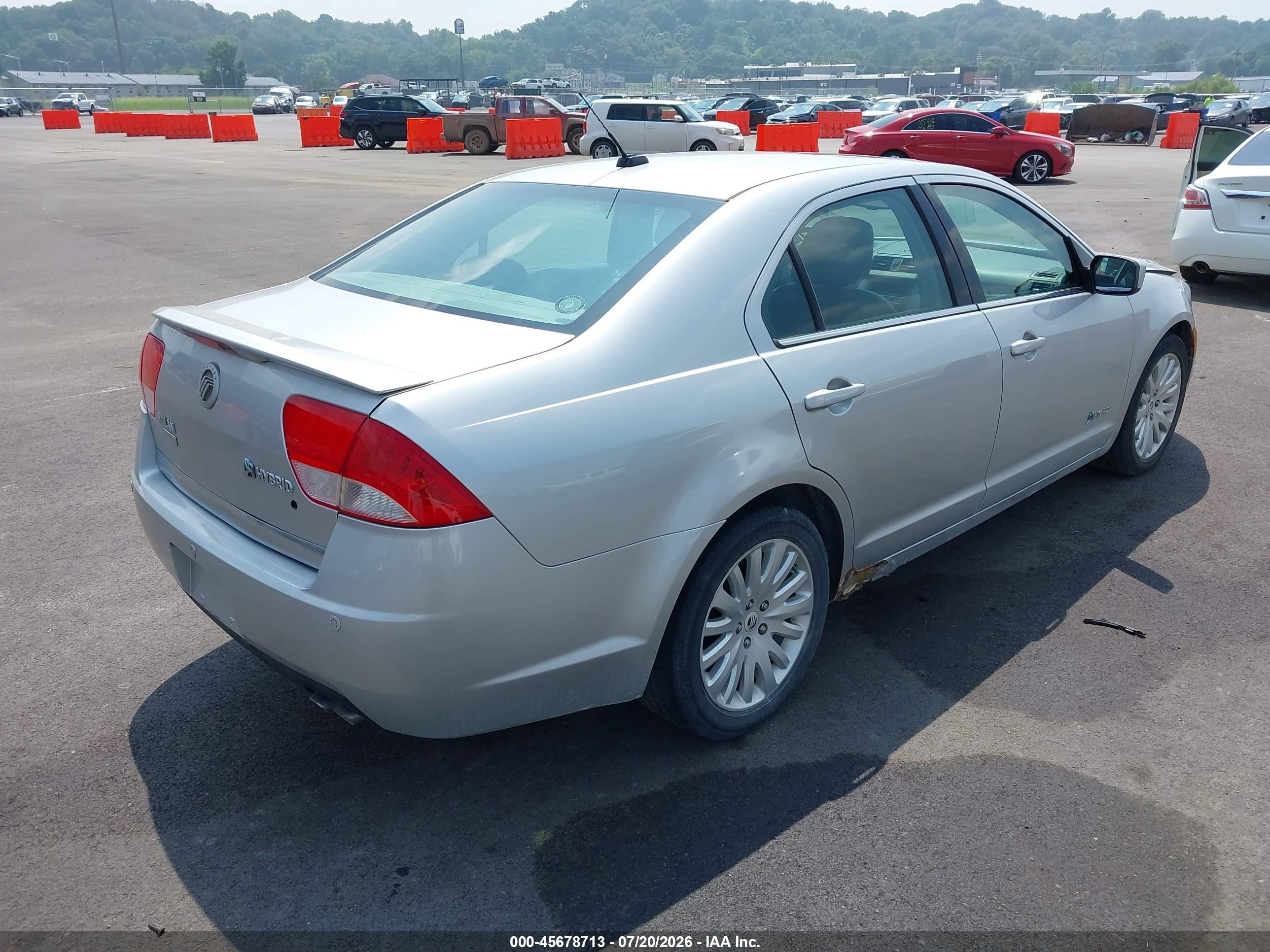 2010 Mercury Milan Hybrid   Silver vin: 3MEDM0L32AR604970