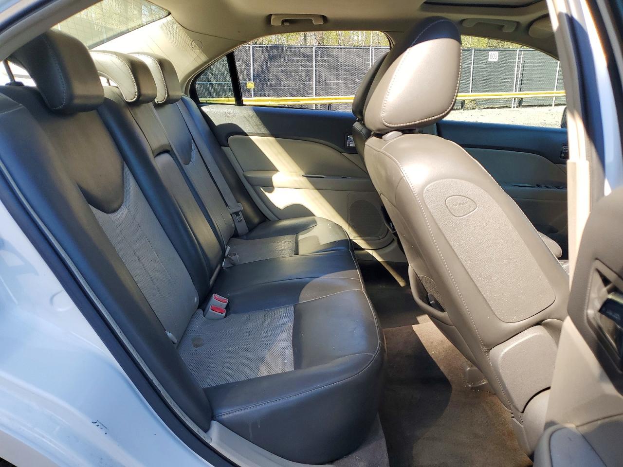 2010 Mercury Milan Hybrid White vin: 3MEDM0L39AR609891