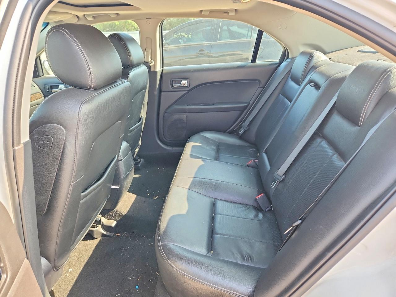 2008 Mercury Milan Premier White vin: 3MEHM08168R660073